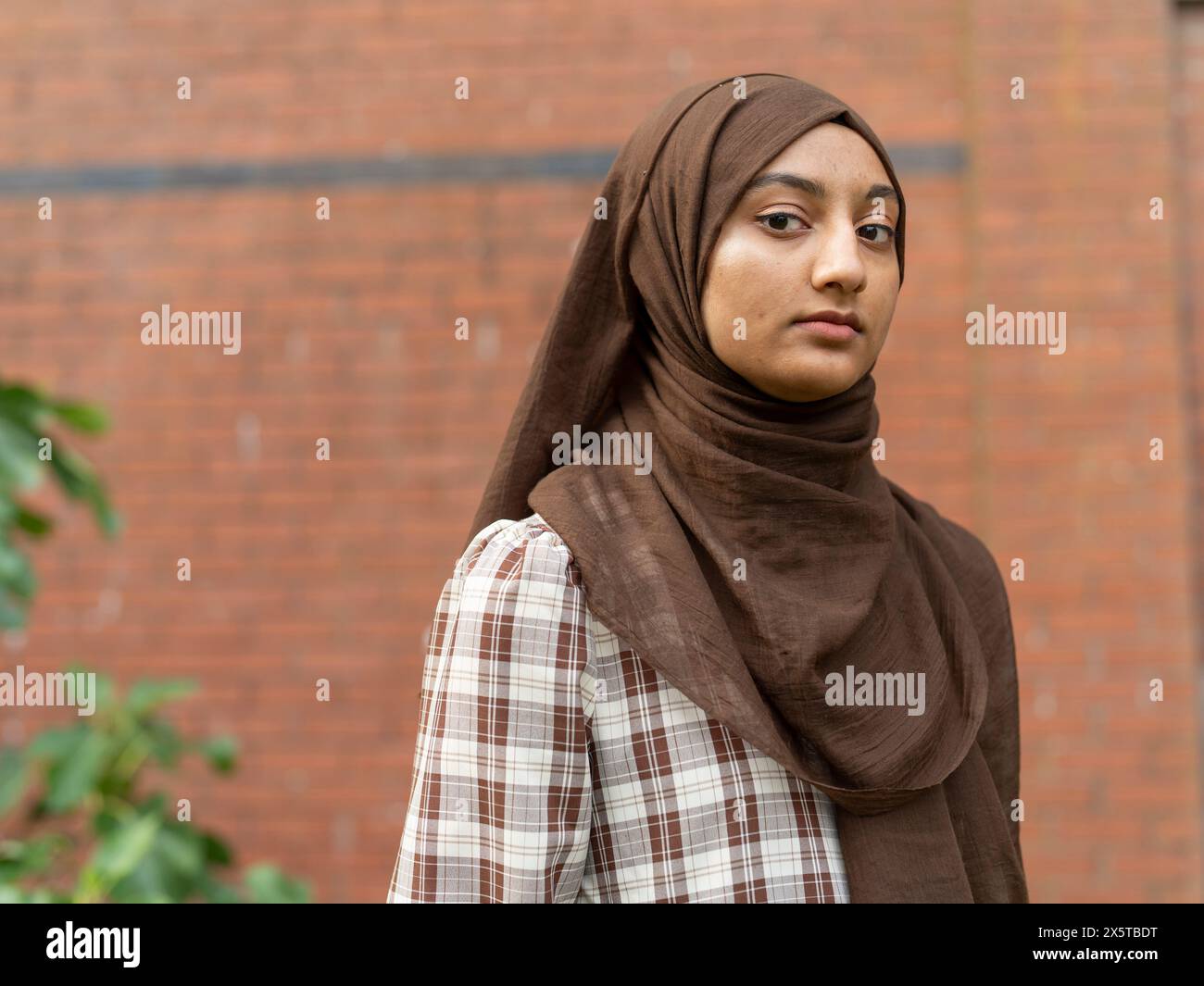 Woman wearing hijab in hi-res stock photography and images - Alamy