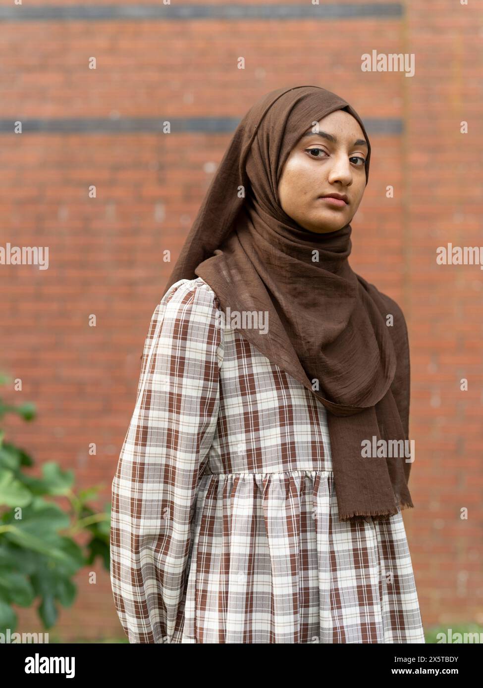 Woman wearing hijab in hi-res stock photography and images - Alamy
