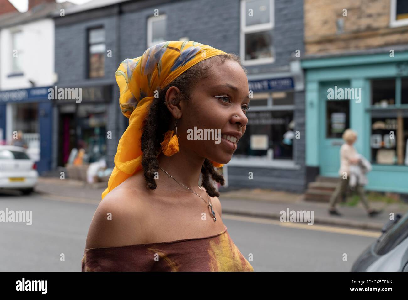 African woman walking side hi-res stock photography and images - Alamy