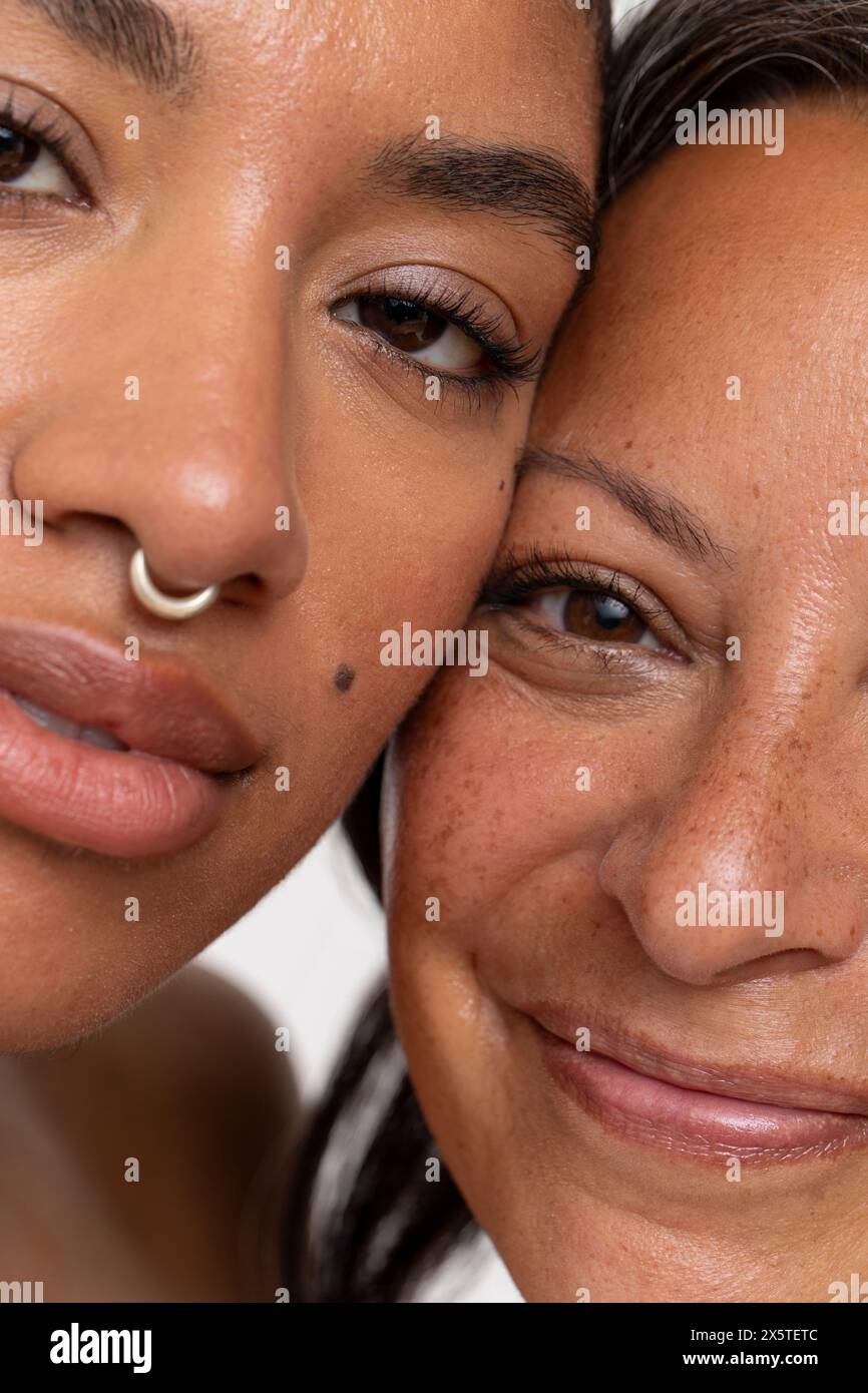 Two women smiling hi-res stock photography and images - Alamy