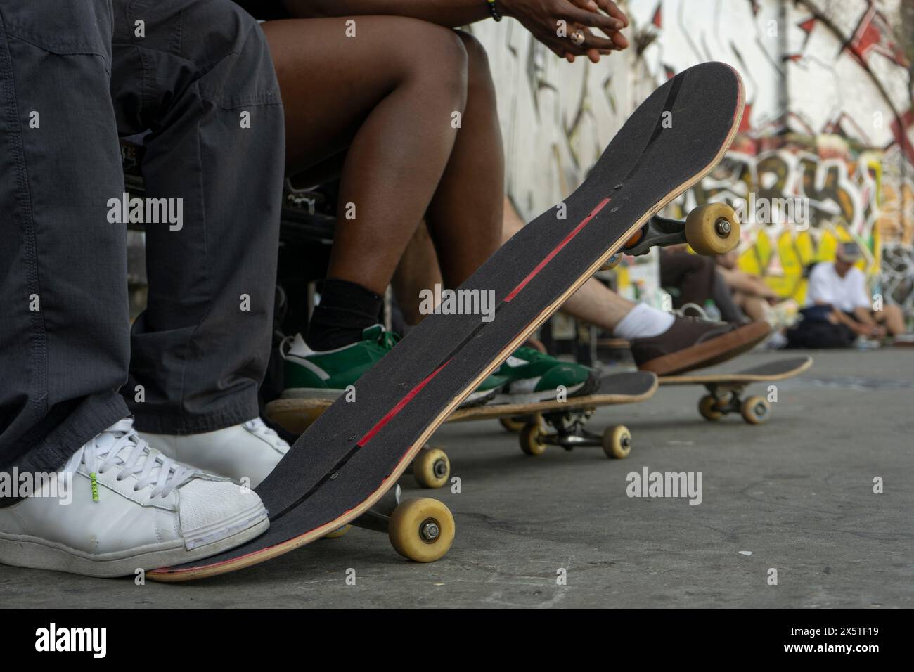 Casual young people group hi-res stock photography and images - Alamy