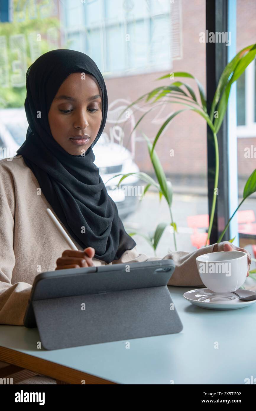 Hijab woman design hi-res stock photography and images - Alamy