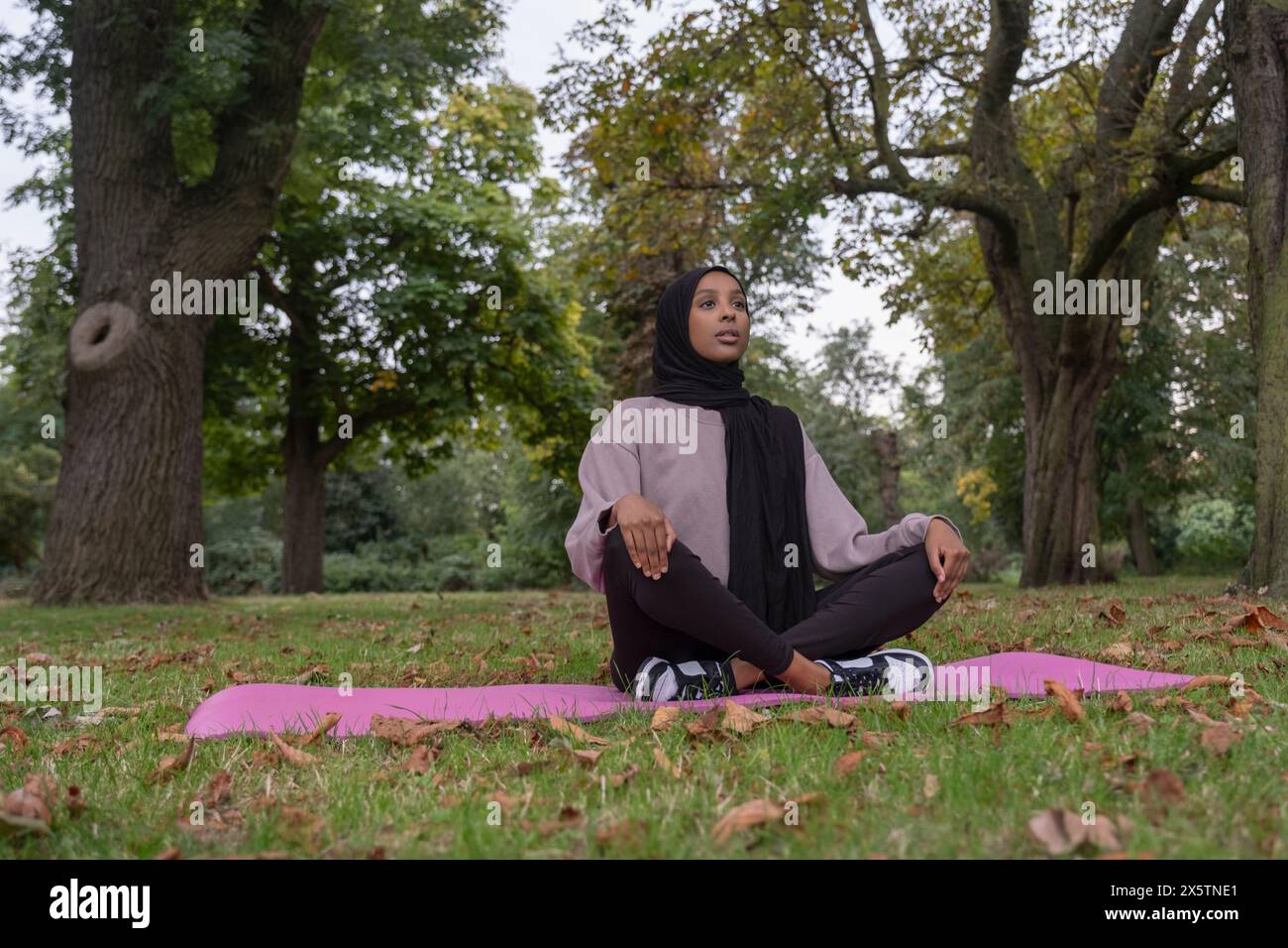 Young woman hijab exercise hi-res stock photography and images - Alamy