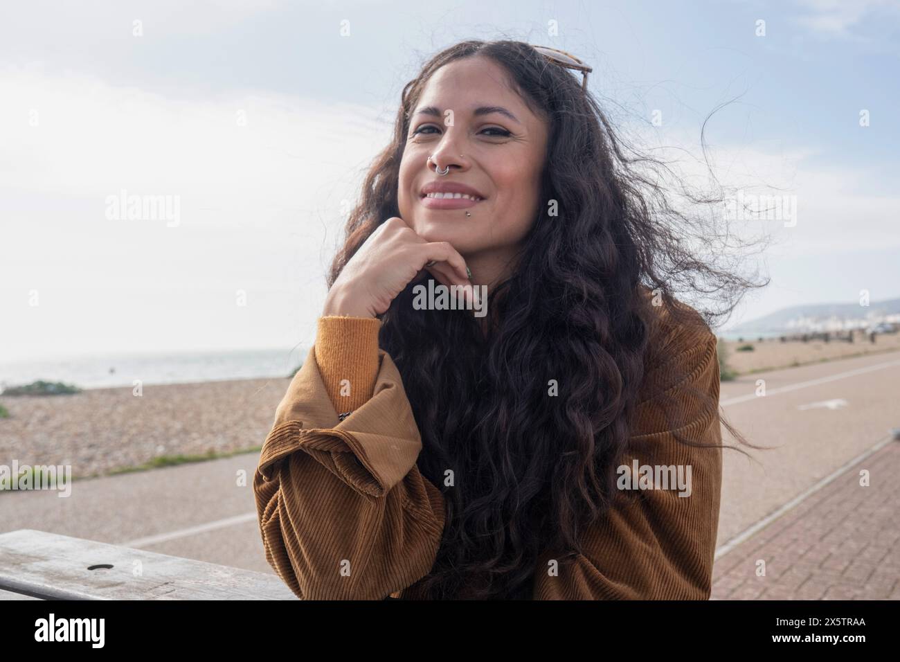 Resting their chin their hand hi-res stock photography and images - Alamy