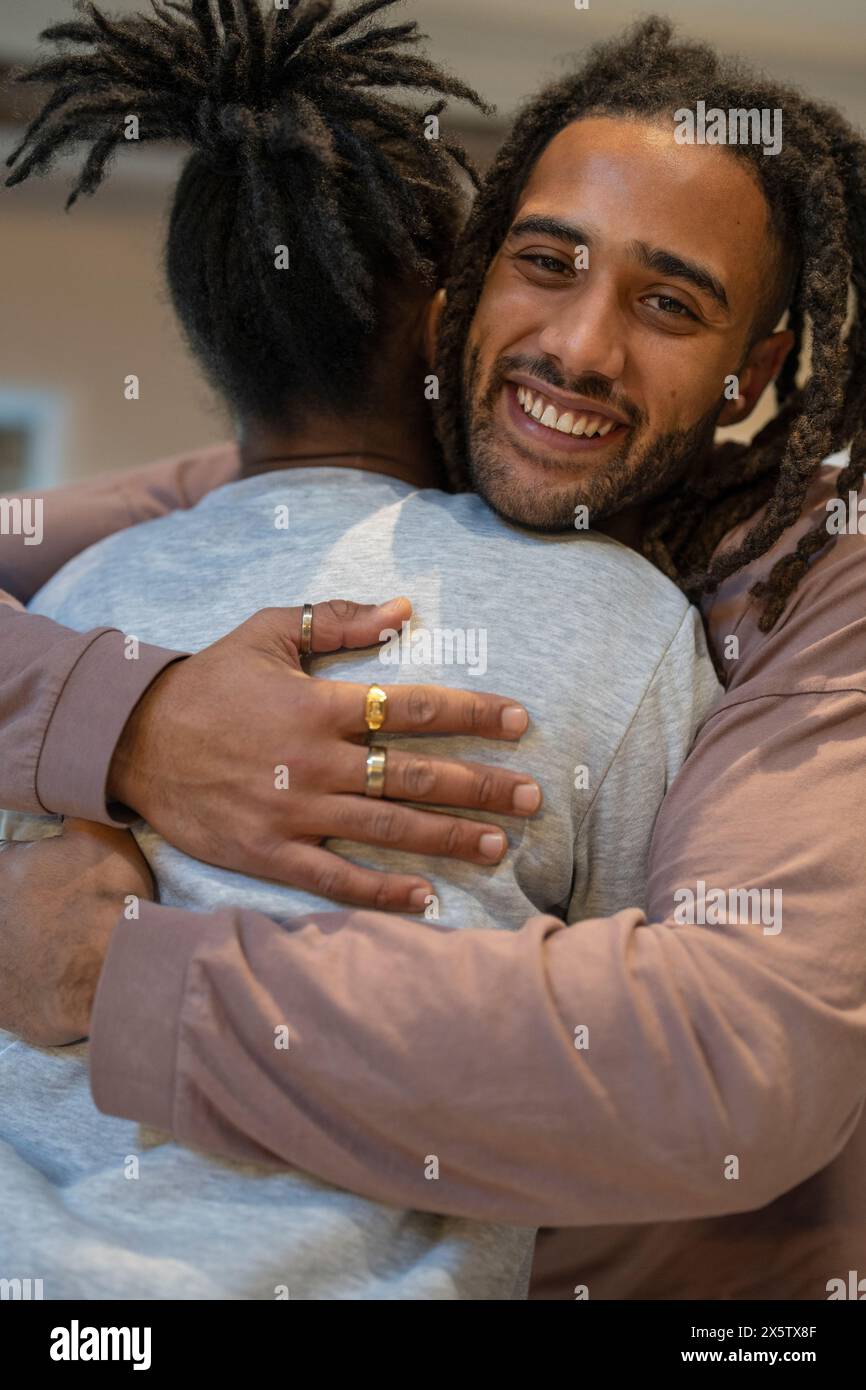 Couple with dreadlocks hugging hi-res stock photography and images - Alamy