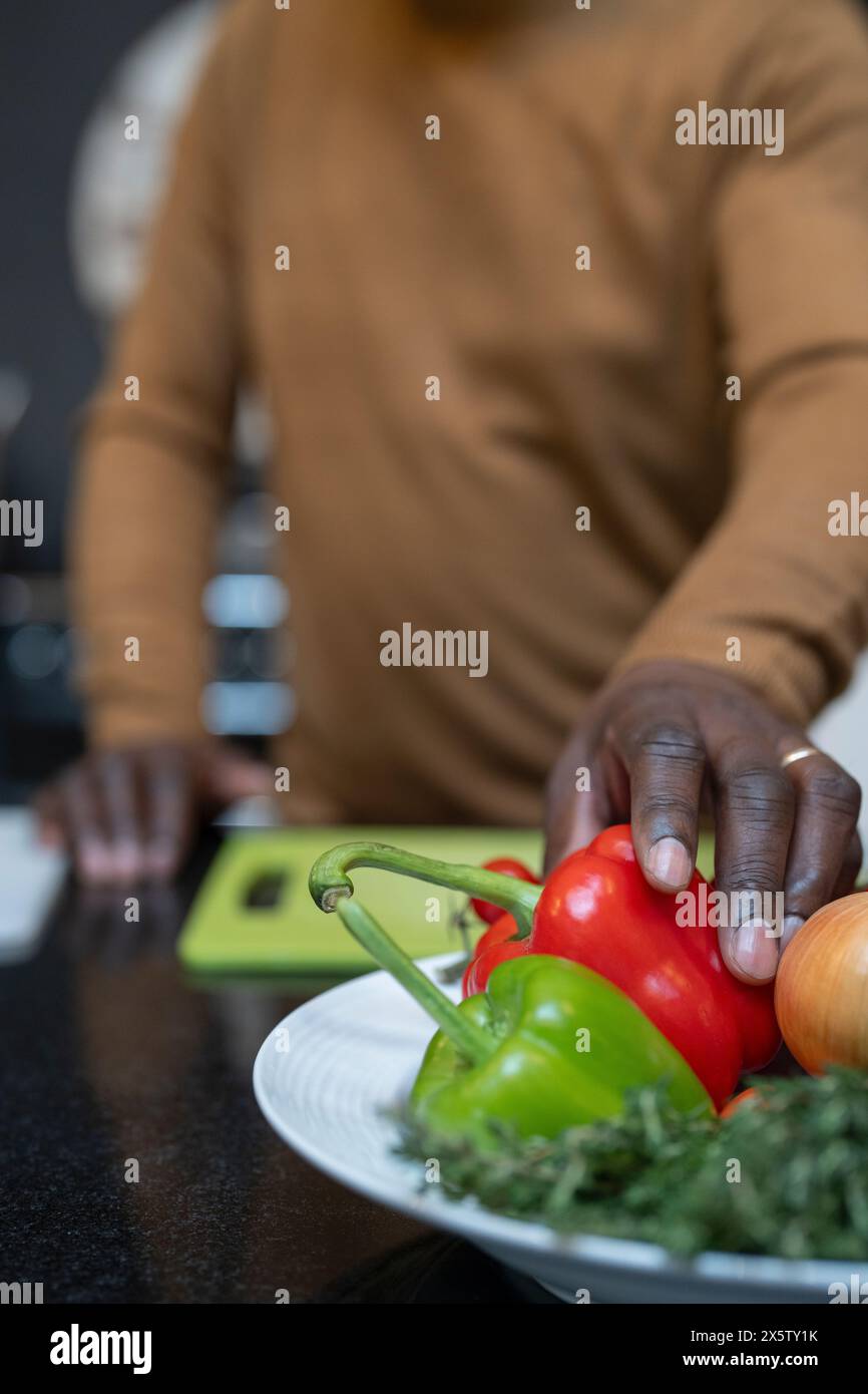 Man hands cutting onion hi-res stock photography and images - Alamy