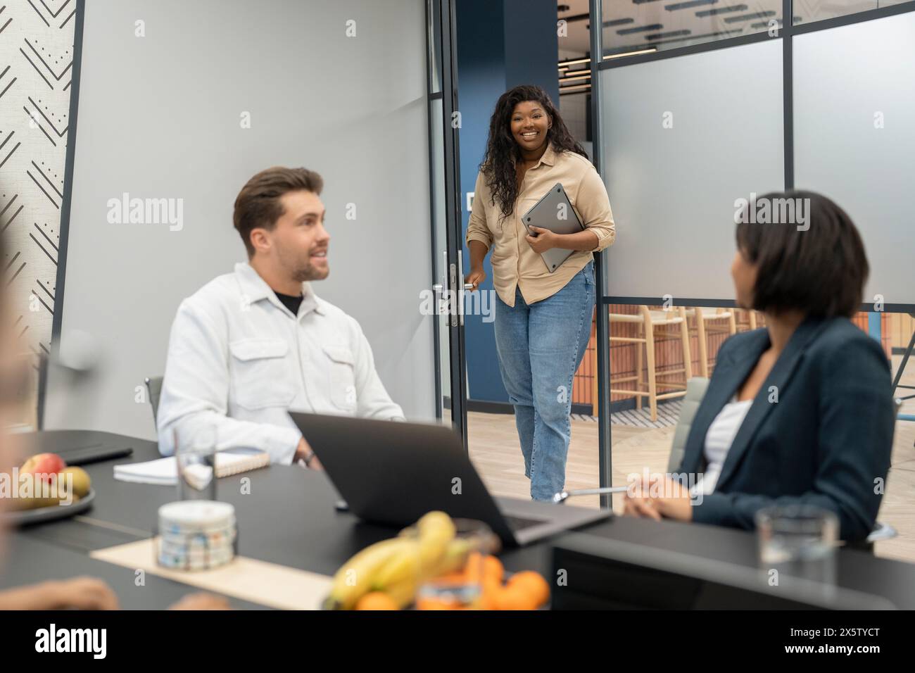 Men in meeting room hi-res stock photography and images - Alamy