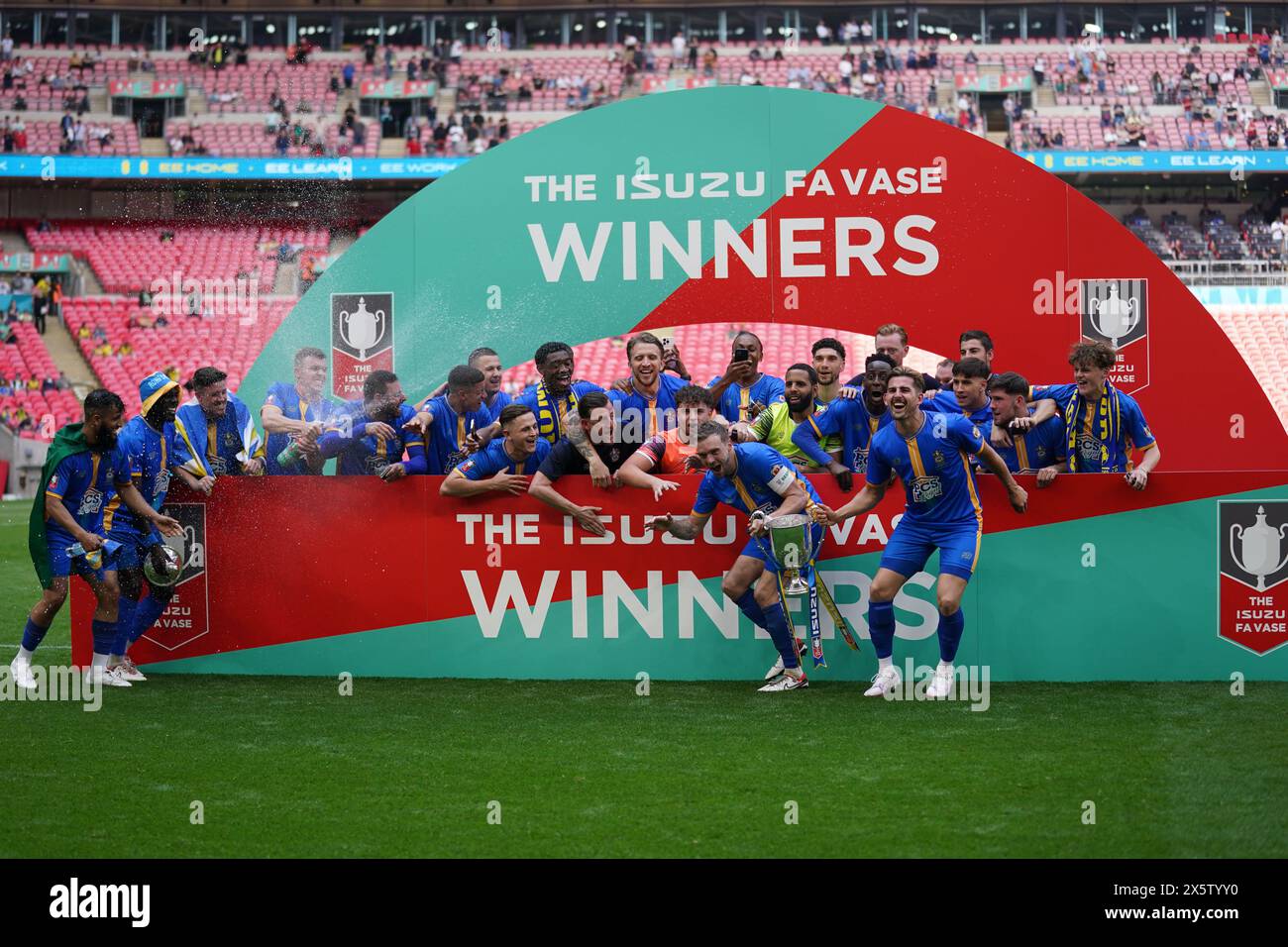 London, UK. 11th May, 2025. The Romford Players lifting the FA Vase