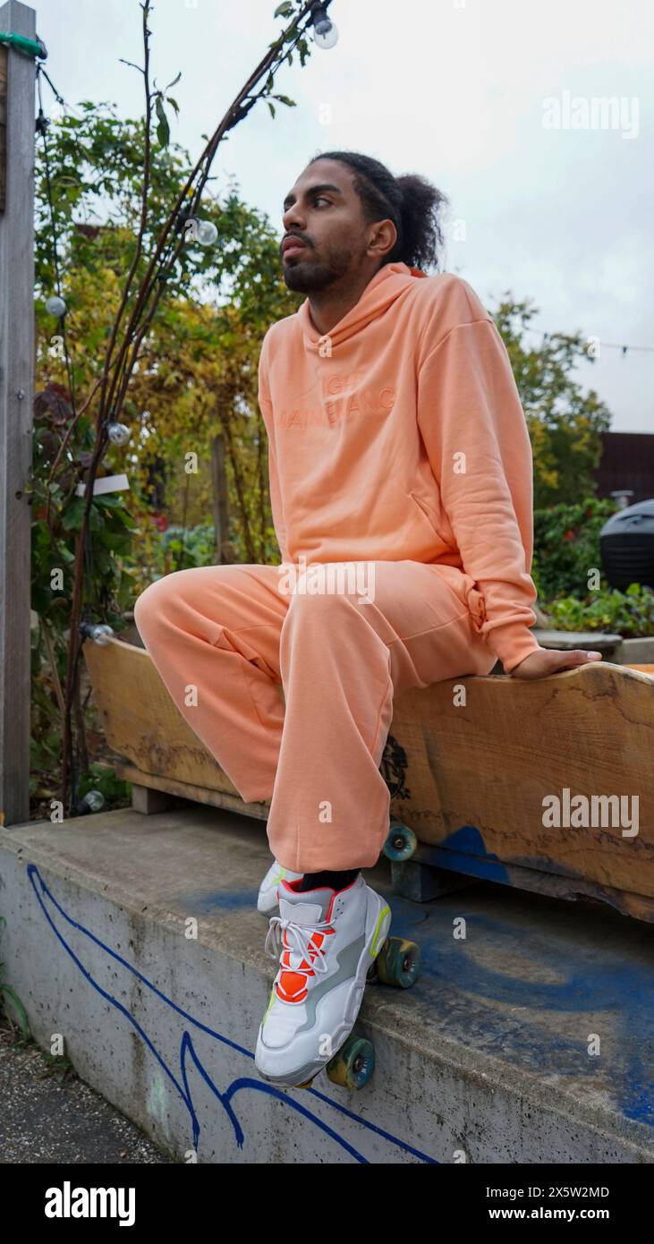 Man sitting on bench hi-res stock photography and images - Alamy