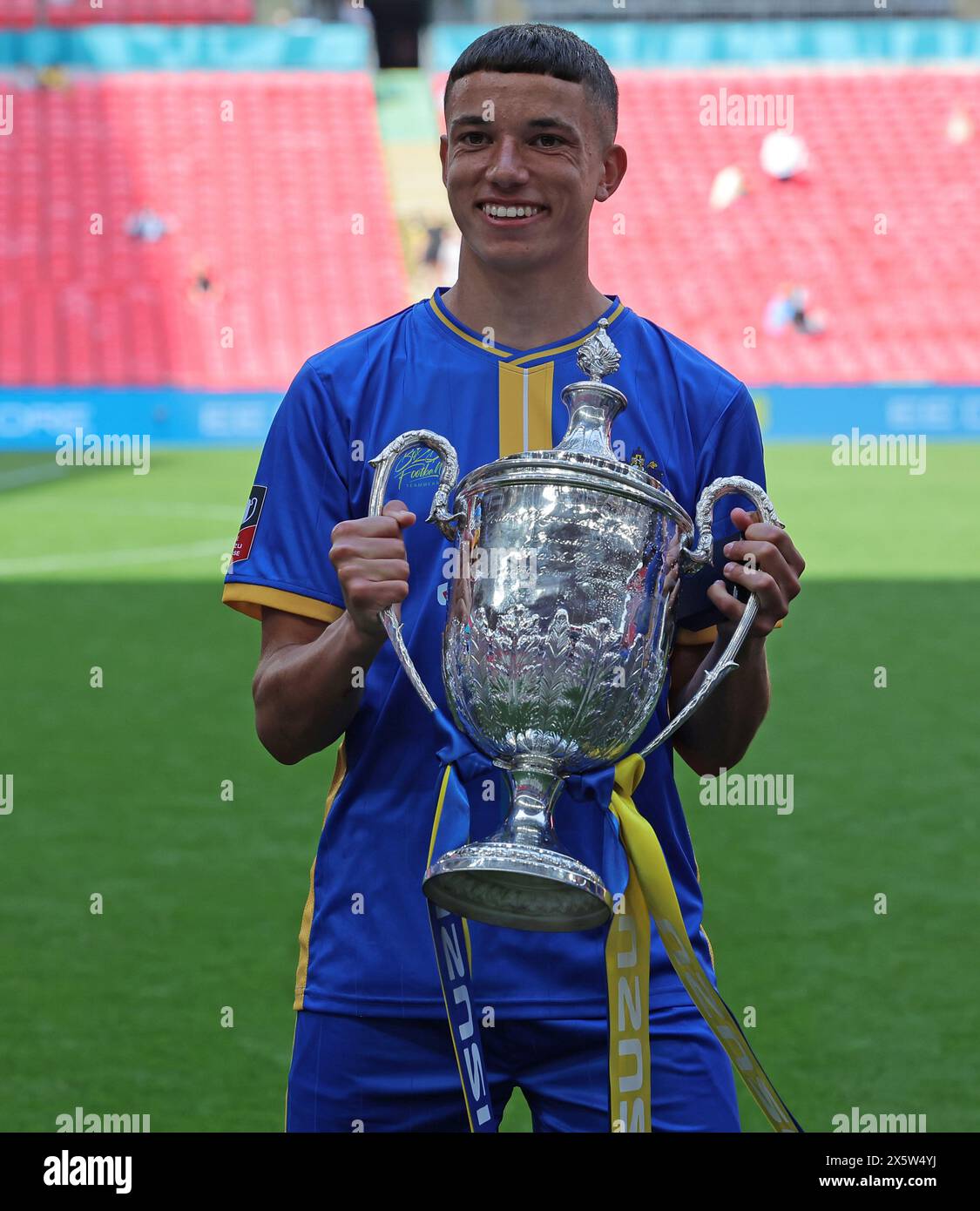 Wembley, England, May 11th 2025 Romford FC players celebrate as they