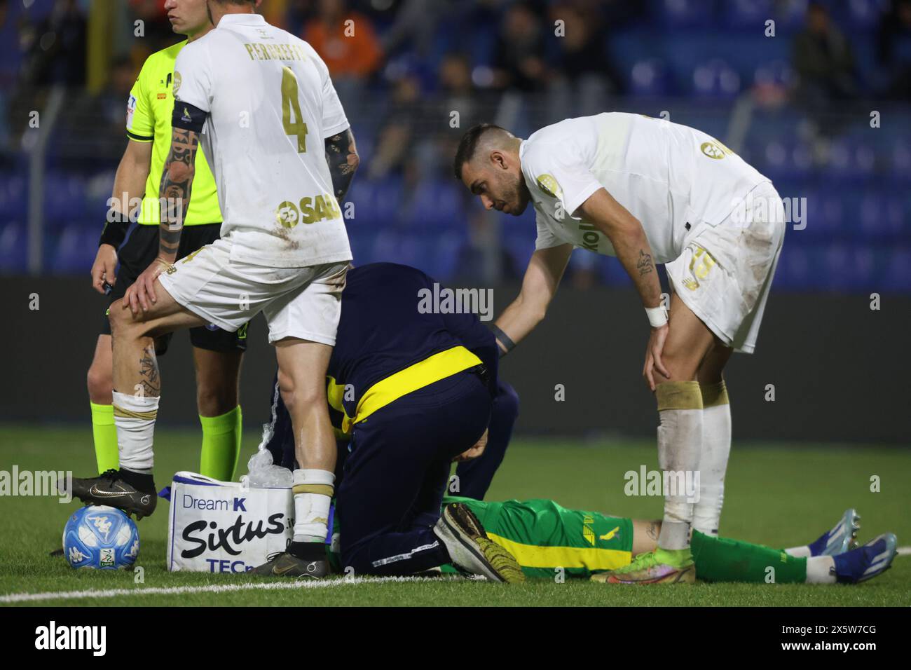 Lecco, Italy. 10th May, 2024. Riccardo Gagno (Modena) suffers an injury during the Serie BKT match between Lecco and Modena at Stadio Mario Rigamonti-Mario Ceppi on May 10, 2024 in Lecco, Italy.(Photo by Matteo Bonacina/LiveMedia) Credit: Independent Photo Agency/Alamy Live News Stock Photo