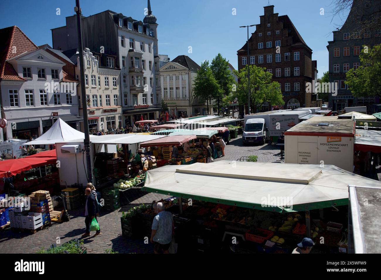 Flensburg, Schleswig-Holstein Belebtes Markttreiben auf dem Flensburger Südermarkt. Aufnahme vom 11.05.2024, Flensburg *** Flensburg, Schleswig Holstein Lively market activity at the Flensburg Südermarkt Photo taken on 11 05 2024, Flensburg Stock Photo