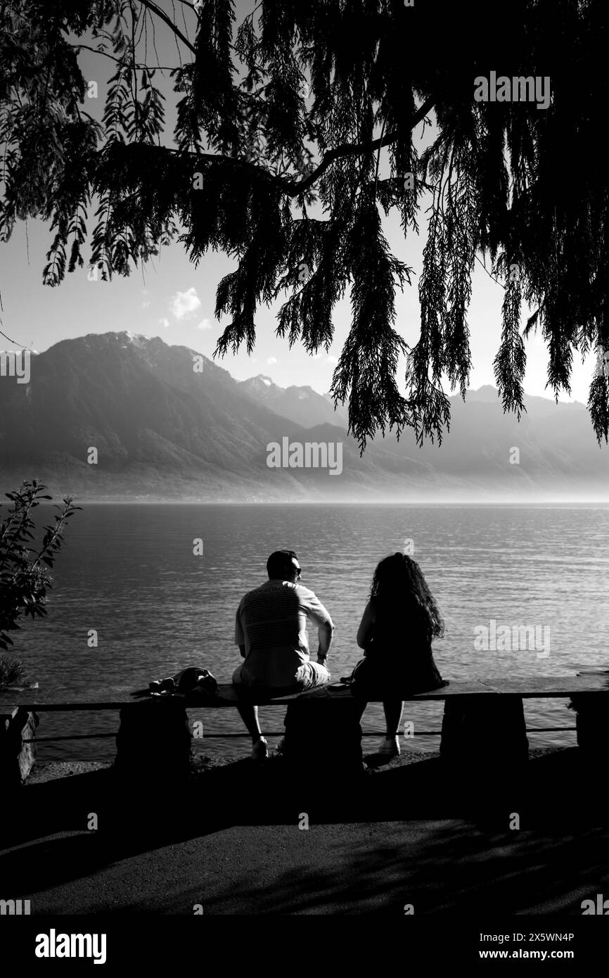 Couple heureux qui discute au bord du Lac Léman à Montreux. Stock Photo