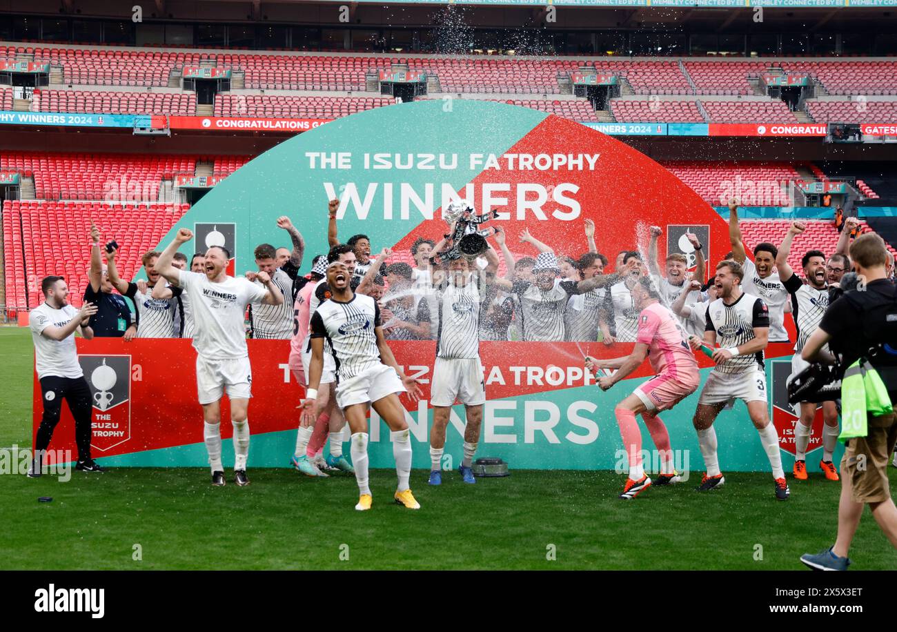 Gateshead celebrates with the trophy after victory in the Isuzu FA