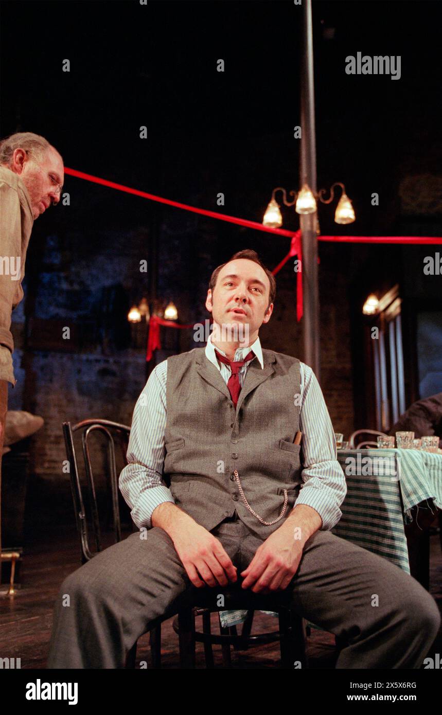 l-r: Tim Pigott-Smith (Larry Slade), Kevin Spacey (Theodore Hickman / Hickey) in THE ICEMAN COMETH by Eugene O’Neill at the Almeida Theatre, London N1  14/04/1998  music: Paddy Cunneen  design: Bob Crowley  lighting: Mark Henderson  director: Howard Davies Stock Photo