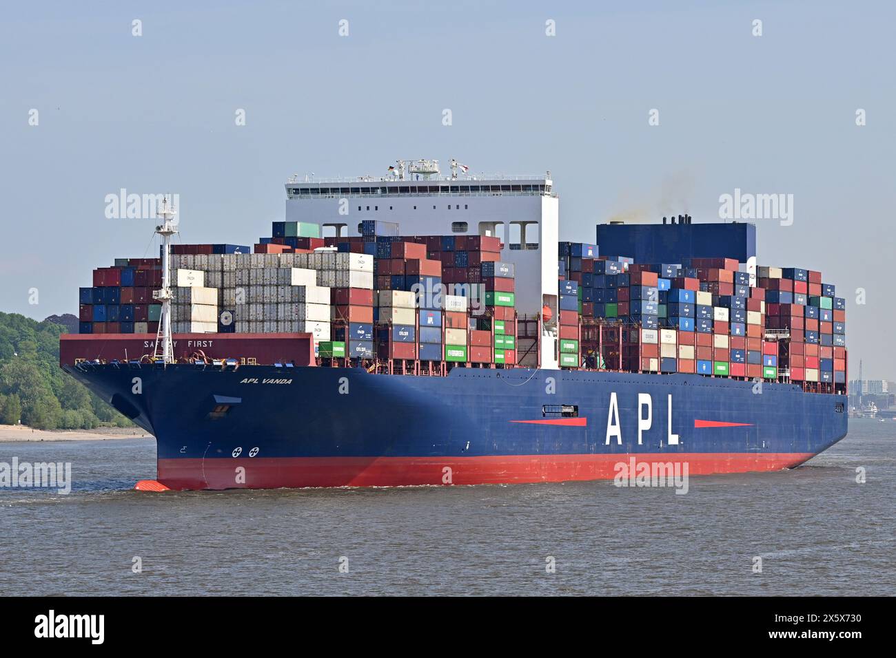 Containership APL VANDA outbound from Hamburg Stock Photo