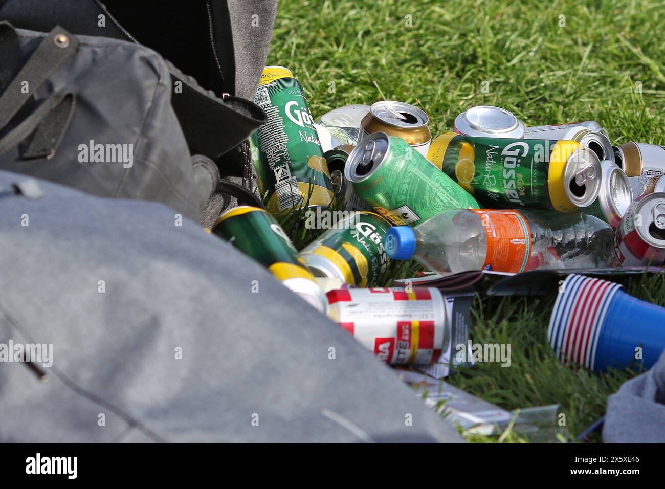 09.05.2024, Dortmund, leere Bierdosen liegen neben einem Rucksack im Park Nordrhein-Westfalen Deutschland *** 09 05 2024, Dortmund, empty beer cans lying next to a backpack in a park in North Rhine-Westphalia Germany Stock Photo