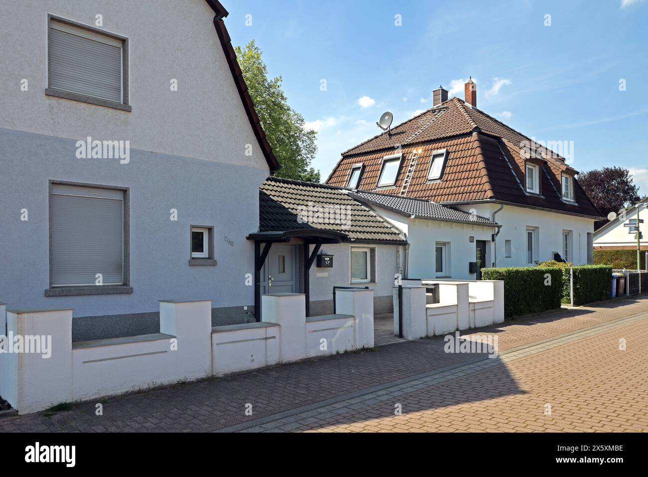 Architektur alter Bergbausiedlungen Eine modernisierte Zechenhaussiedlung an der Bonifaciusstraße in Essen Kray in unmittelbarer Nähe zur Zeche Bonifacius, wo in der Geschichte überwiegend Bergleute lebten. Essen Nordrhein-Westfalen Deutschland Kray *** Architecture of old mining estates A modernized colliery housing estate on Bonifaciusstrasse in Essen Kray in the immediate vicinity of the Bonifacius colliery, where miners mainly lived in the past Essen North Rhine-Westphalia Germany Kray Stock Photo