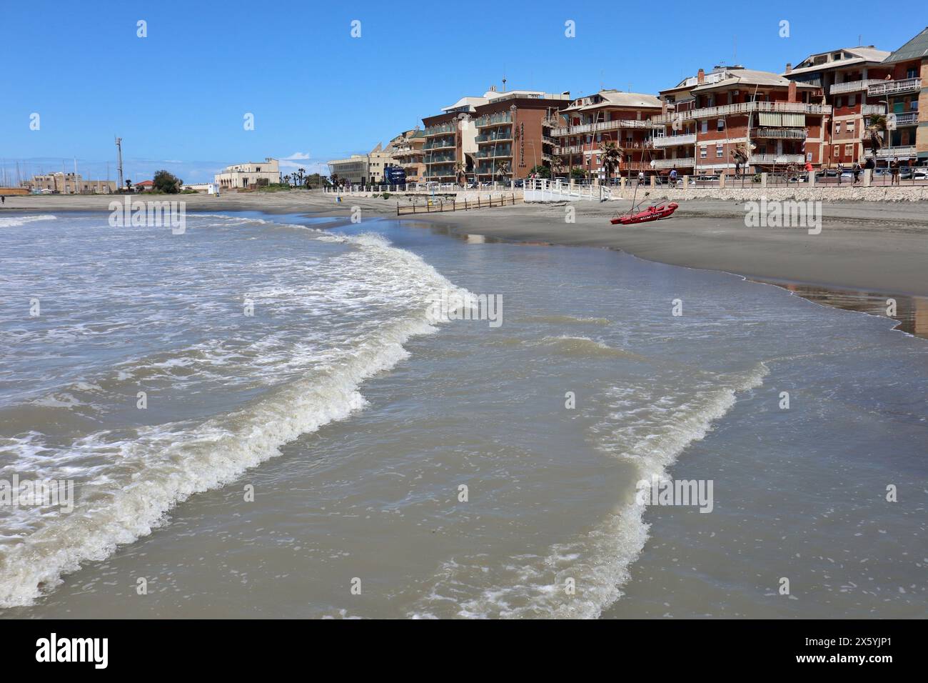 Spiaggia grigia hi-res stock photography and images - Alamy