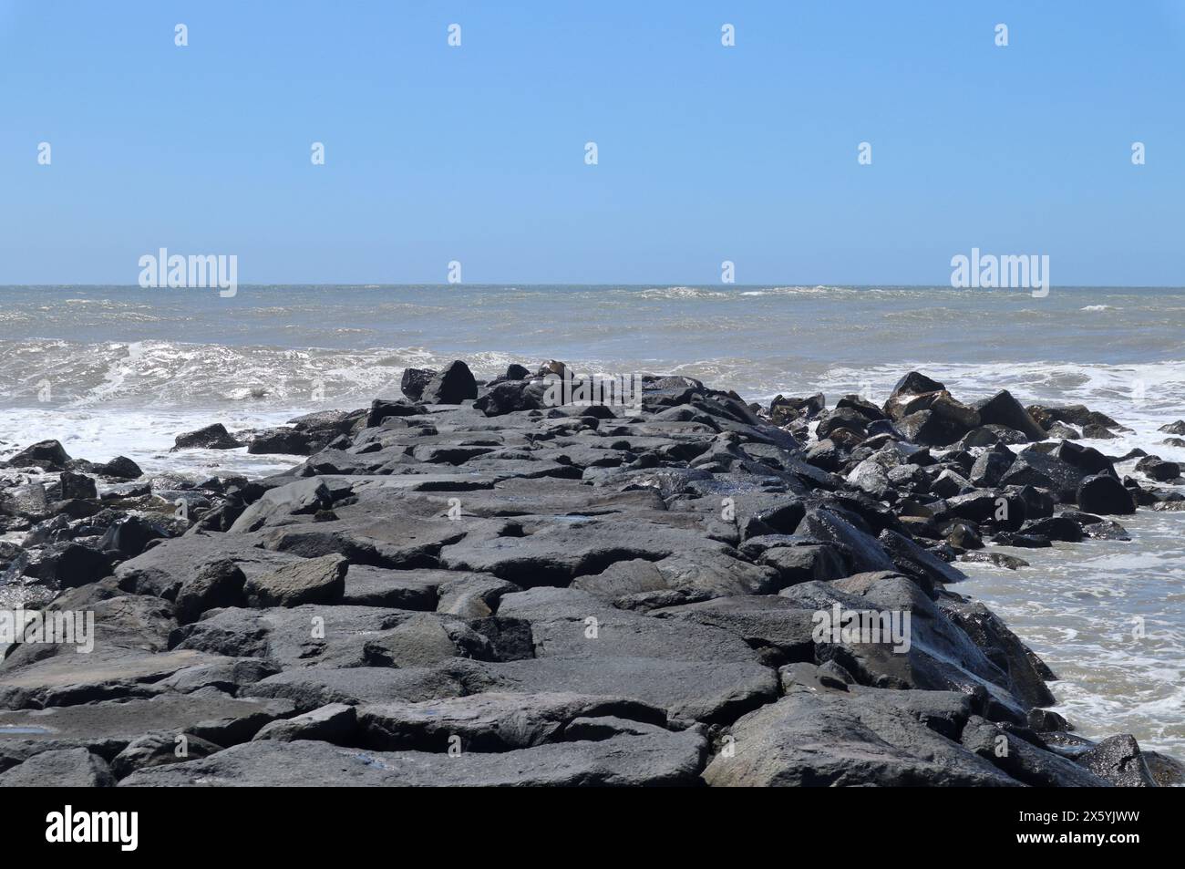 Lido di Ostia - Scogliera tra la Spiaggia Rossa e la Spiaggia Grigia Stock Photo