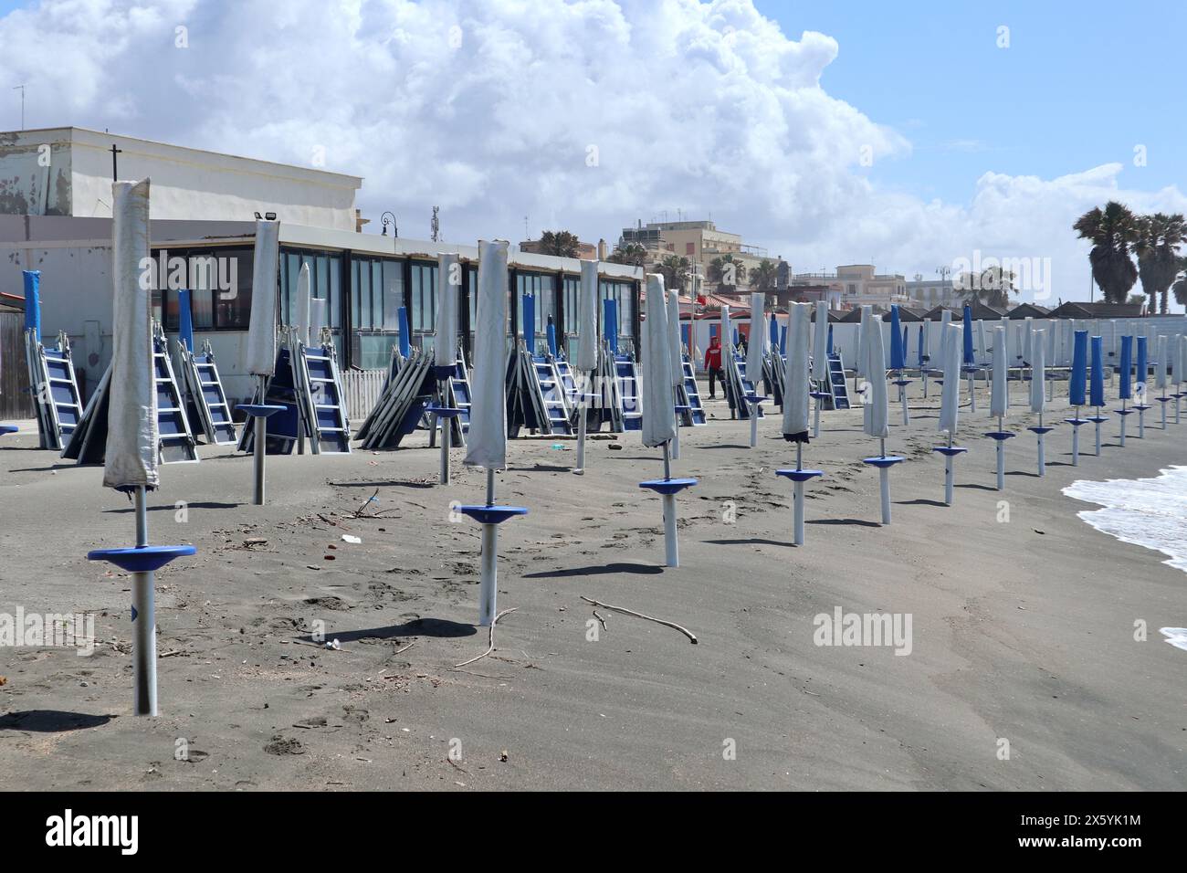 Ombrelloni Colorati Sulla Spiaggia Di Alassio, Provincia Di Savona, Regione Di Sanremo, alia. Ctà Al Tramonto Fotografia Stock - Immagine di esterno, colori: 105121518