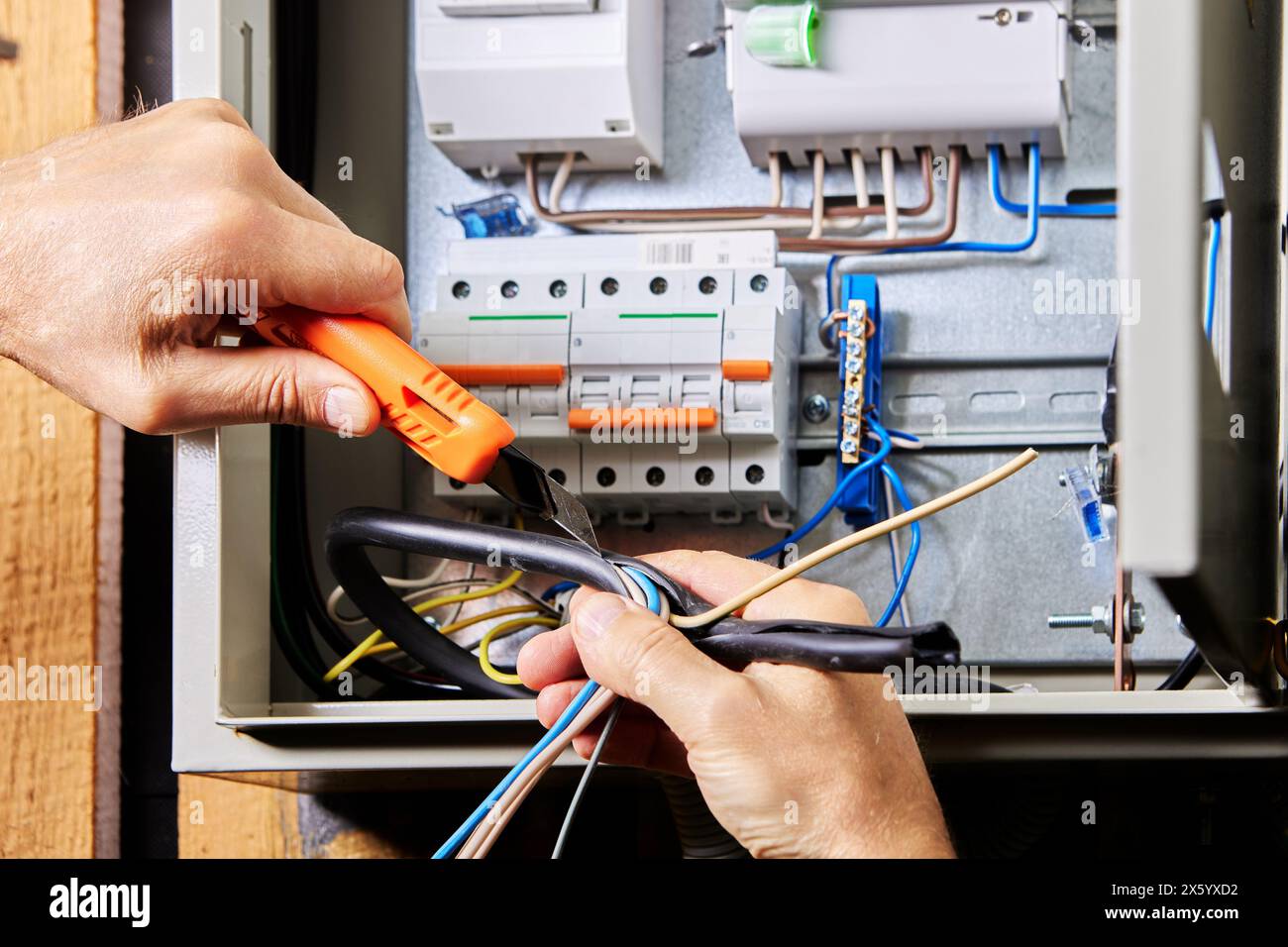 Connecting 3 phase, 4 wire power cable to electrical panel, removing