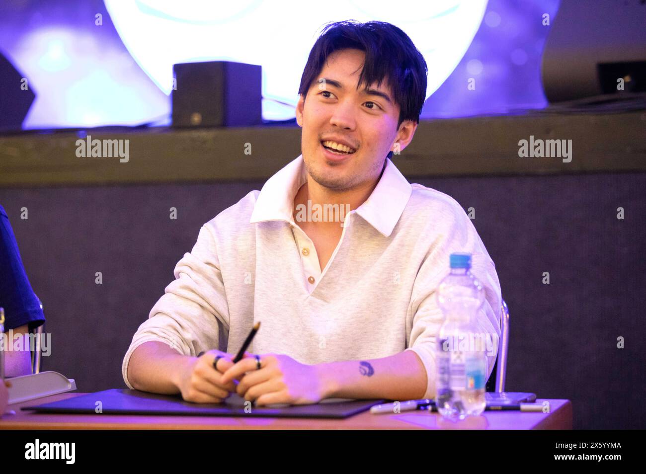 Andre Dae Kim auf der FedCon 32 im Maritim Hotel. Bonn, 11.05.2024 *** Andre  Dae Kim at FedCon 32 at the Maritim Hotel Bonn, 11 05 2024  Foto:xI.xEdingerx/xFuturexImagex fedcon 5034 Stock Photo - Alamy, image size:1300x954