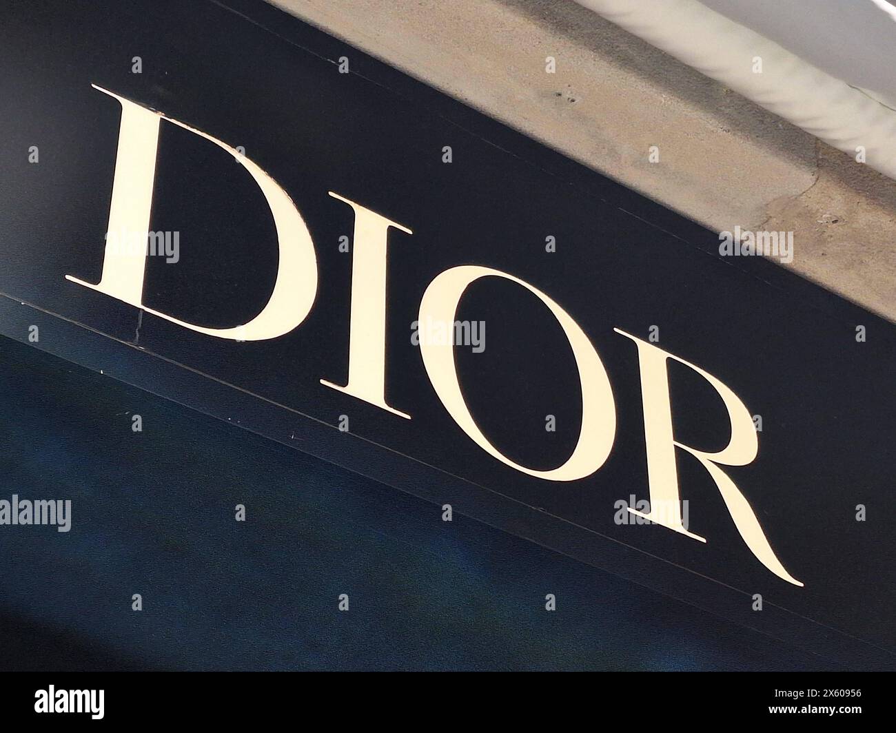 Logo dior hi-res stock photography and images - Page 7 - Alamy, image size:1300x1064