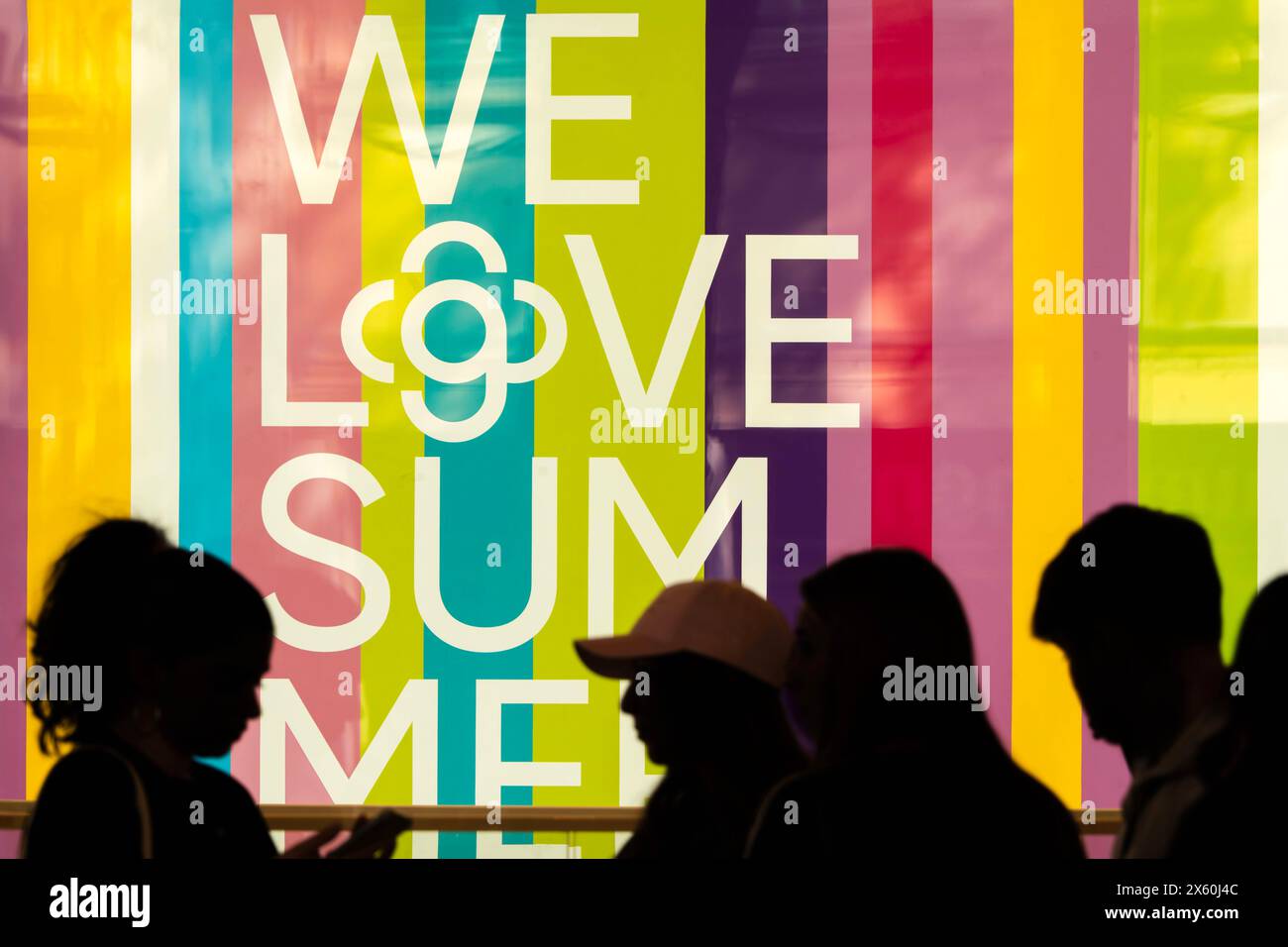 We Love Summer, Sommermode im Schaufenster bei Galeria, München, Mai 2024 Deutschland, München