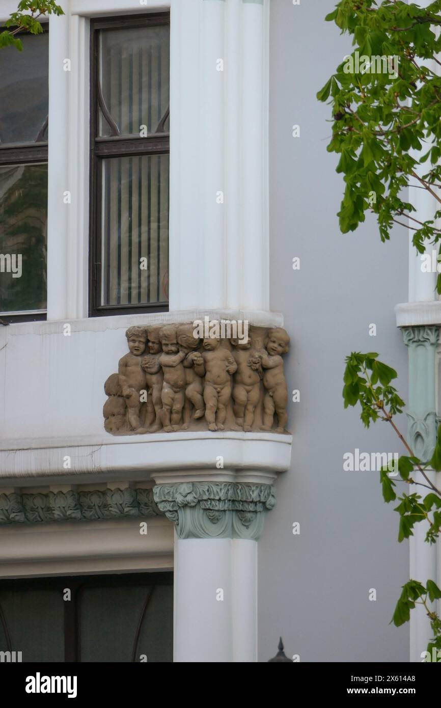 Budapest, Jugendstil, Mosaik von Károly Kernstok an der Fassade von ...