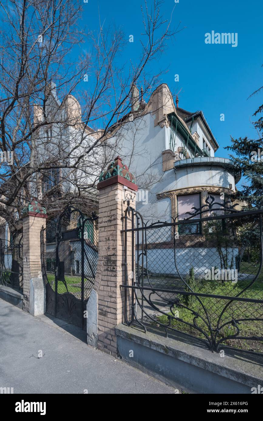 Budapest, Villa Zala, Ödön Lechner 1901, Fries von Györgynek Zala // Budapest, Villa Zala, Ödön Lechner 1901, Sculpture by Györgynek Zala Stock Photo