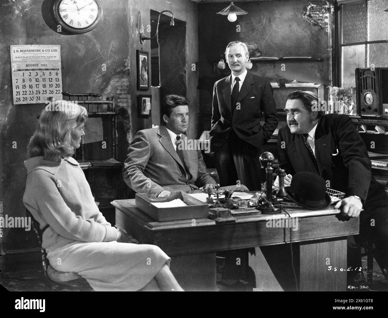VIRGINIA McKENNA, BILL TRAVERS, LESLIE PHILLIPS and FRANCIS de WOLFF in a  scene from THE SMALLEST SHOW ON EARTH 1957 Director BASIL DEARDEN Story WILLIAM ROSE Music WILLIAM ALLWYN  Make Up Artist HARRY FRAMPTON Hallmark Productions / British Lion Stock Photo