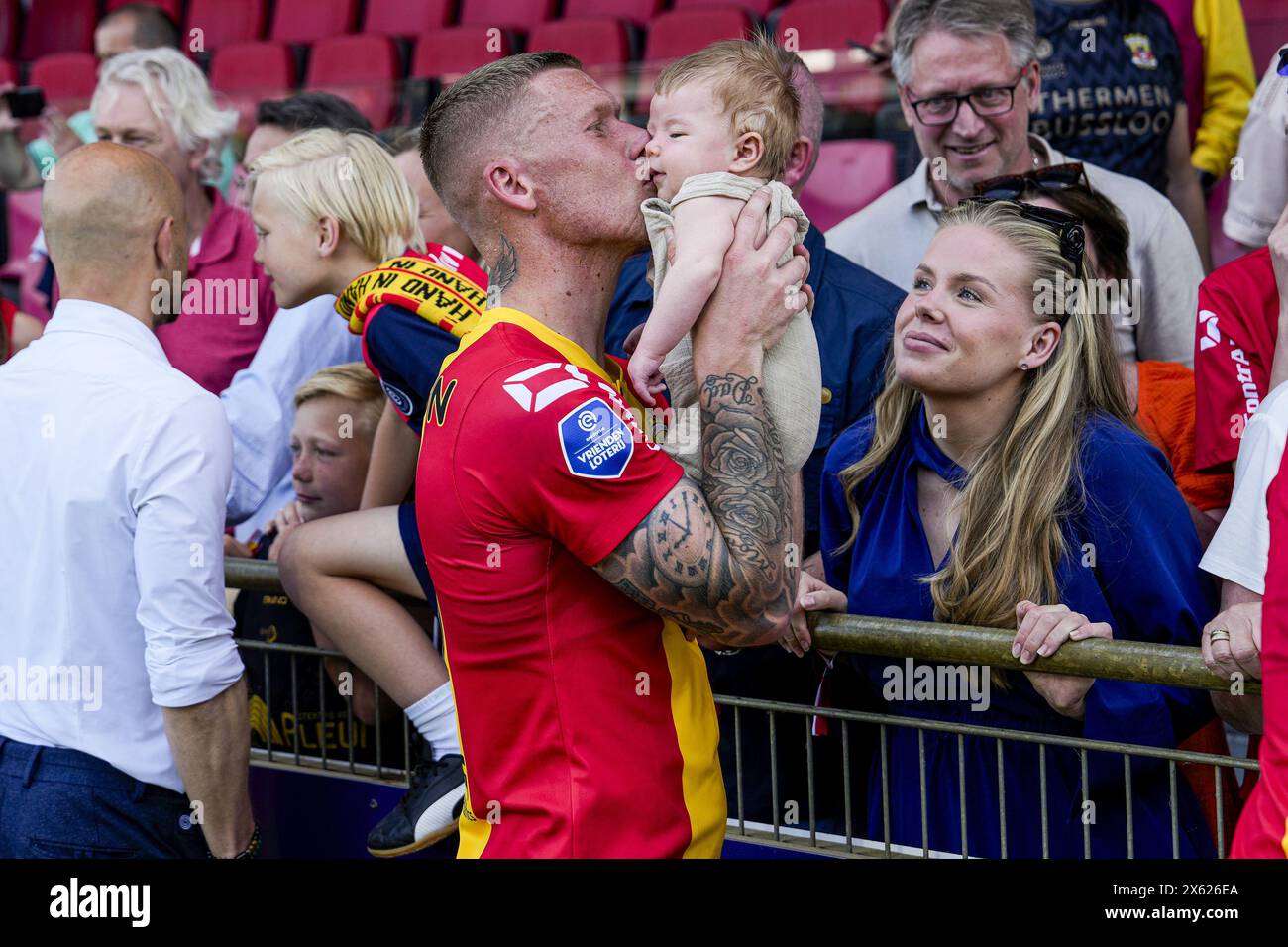 DEVENTER - Oliver Edvardsen of Go Ahead Eagles with child during the ...