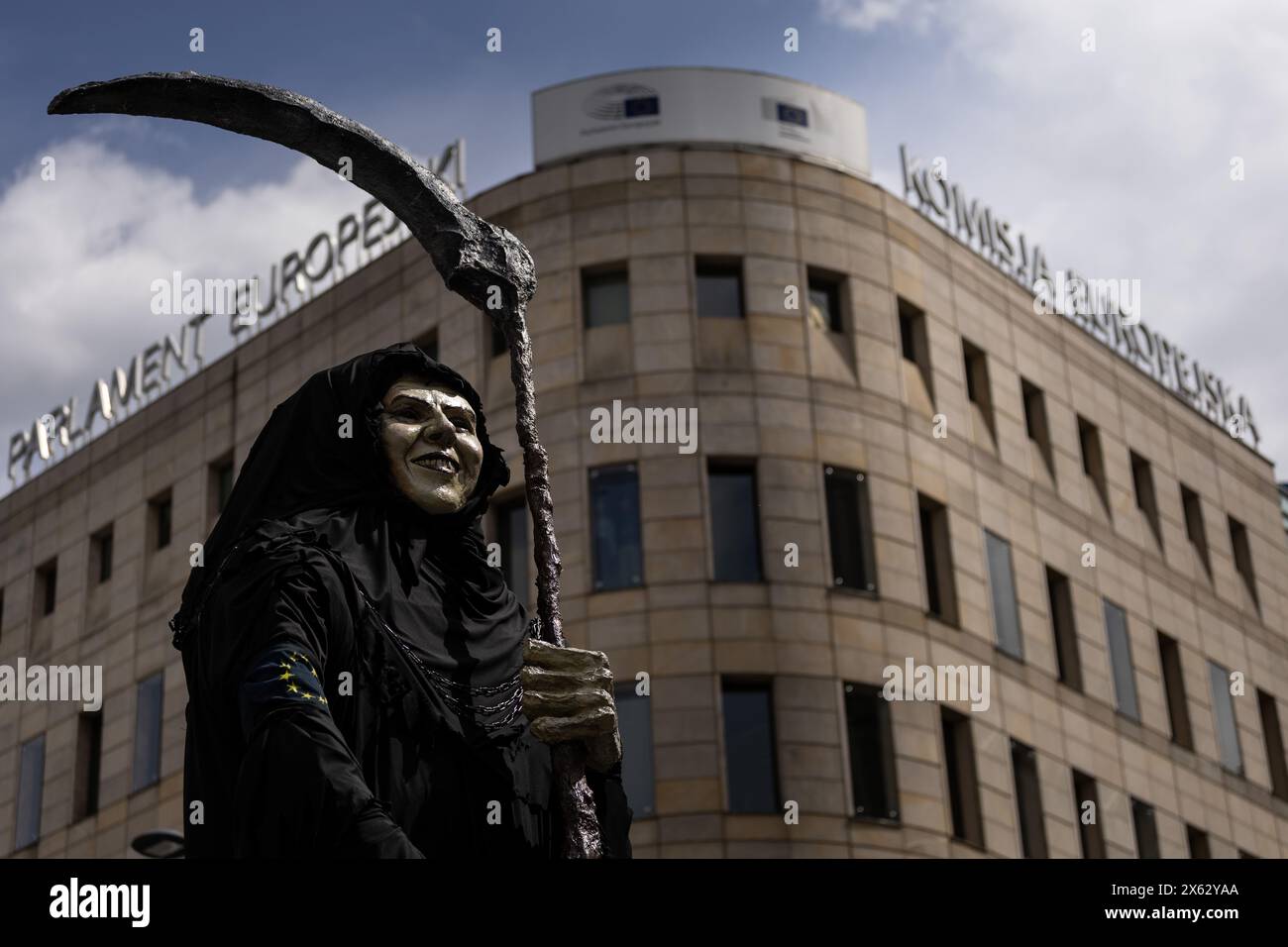 Warsaw, Mazovian Province, Poland. 10th May, 2024. A figure representing Death is seen outside the European Parliament building in Warsaw, during a protest against the European Union's Green Deal ahead of EU parliamentary elections, in Warsaw. The protest was organized by the Independent Self-Governing Trade Union ''Solidarity'', farmers, right-wing and anti-EU movements with the participation of Law and Justice and Confederation politicians. (Credit Image: © Maciek Jazwiecki/ZUMA Press Wire) EDITORIAL USAGE ONLY! Not for Commercial USAGE! Stock Photo