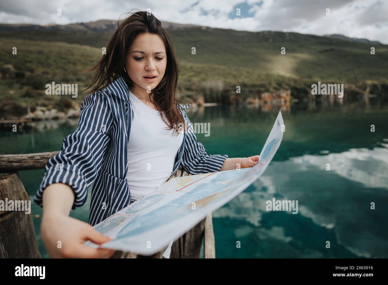 Tourists reading map planning route hi-res stock photography and images ...