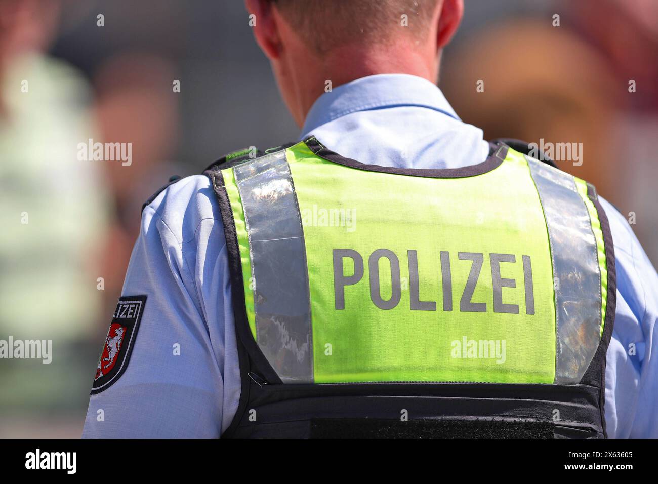 12.05.2024, Krefeld, Polizist mit Schutzweste auf Streifendienst im Einsatz Nordrhein-Westfalen Deutschland *** 12 05 2024, Krefeld, Police officer with protective vest on patrol duty North Rhine-Westphalia Germany Stock Photo