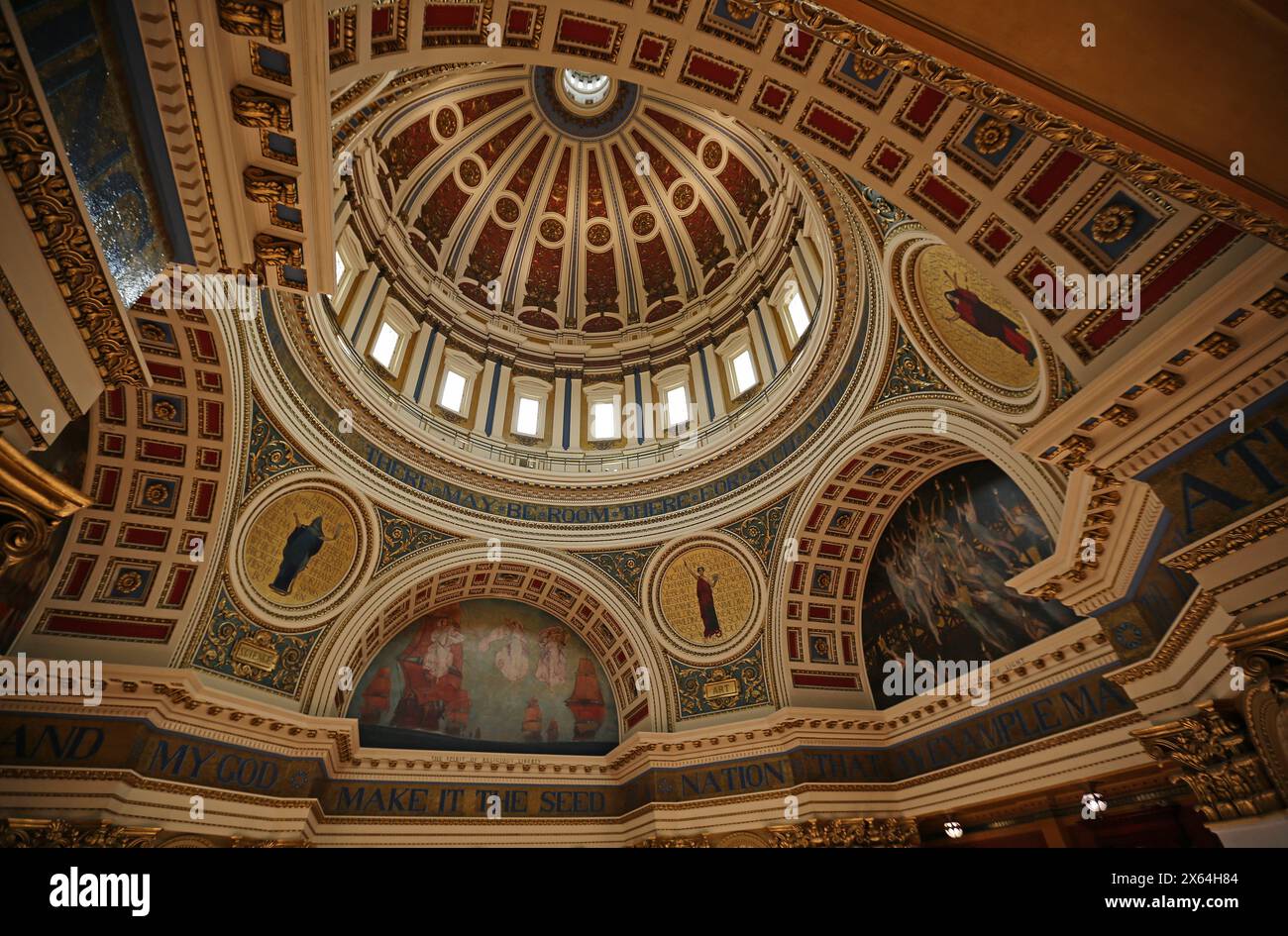 Rotunda dome ceiling inside hi-res stock photography and images - Alamy