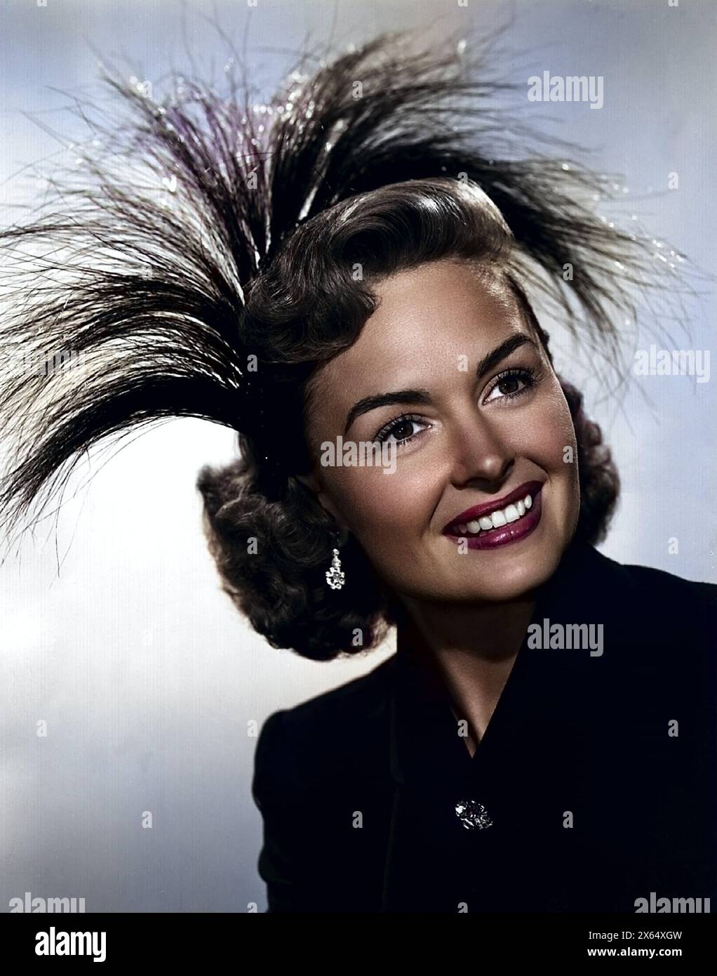 fashion, 1950s, ladies' fashion, hats, woman wearing feather headdress, ADDITIONAL-RIGHTS-CLEARANCE-INFO-NOT-AVAILABLE Stock Photo