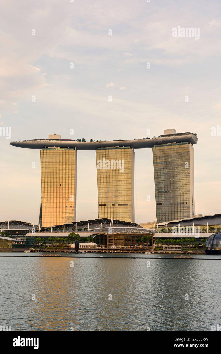 Golden sunset over the Marina Bay Sands Hotel and The Shoppes at Marina Bay, Singapore Stock Photo