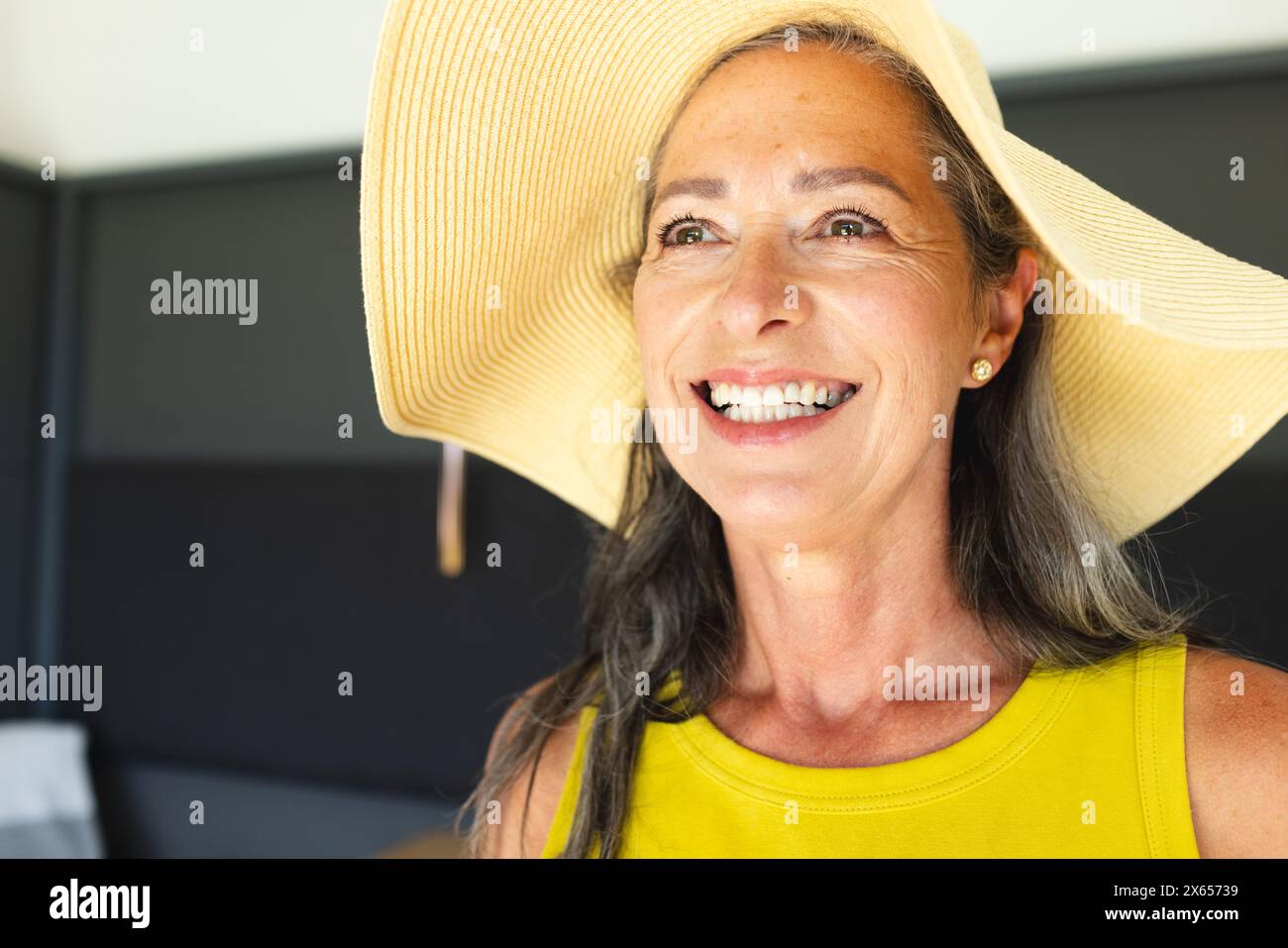 Mature woman wearing sun hi-res stock photography and images - Alamy