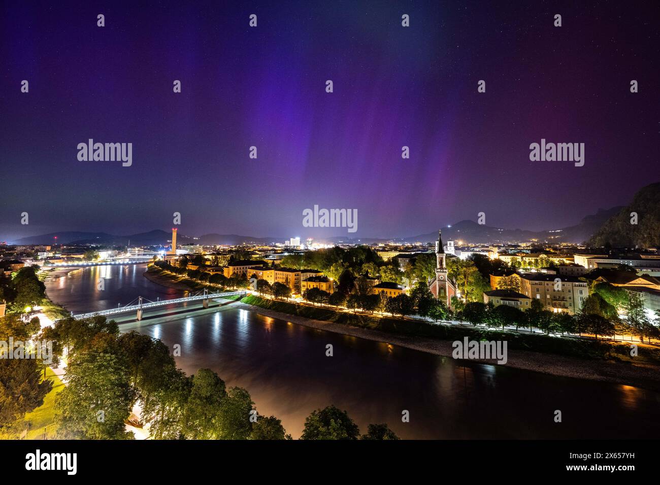 Nordlichter (Aurora Borealis) sorgen für ein farbiges Leuchten am Nachthimmel über der Stadt Salzburg in der Nacht von 10.05.2024 auf 11.05.2024 in Salzburg, Österreich. // Northern lights (Aurora Borealis) create a colorful glow in the night sky over the city of Salzburg on the night of May 10, 2024 to May 11, 2024 in Salzburg, Austria. - 20240511 PD0263 Credit: APA-PictureDesk/Alamy Live News Stock Photo