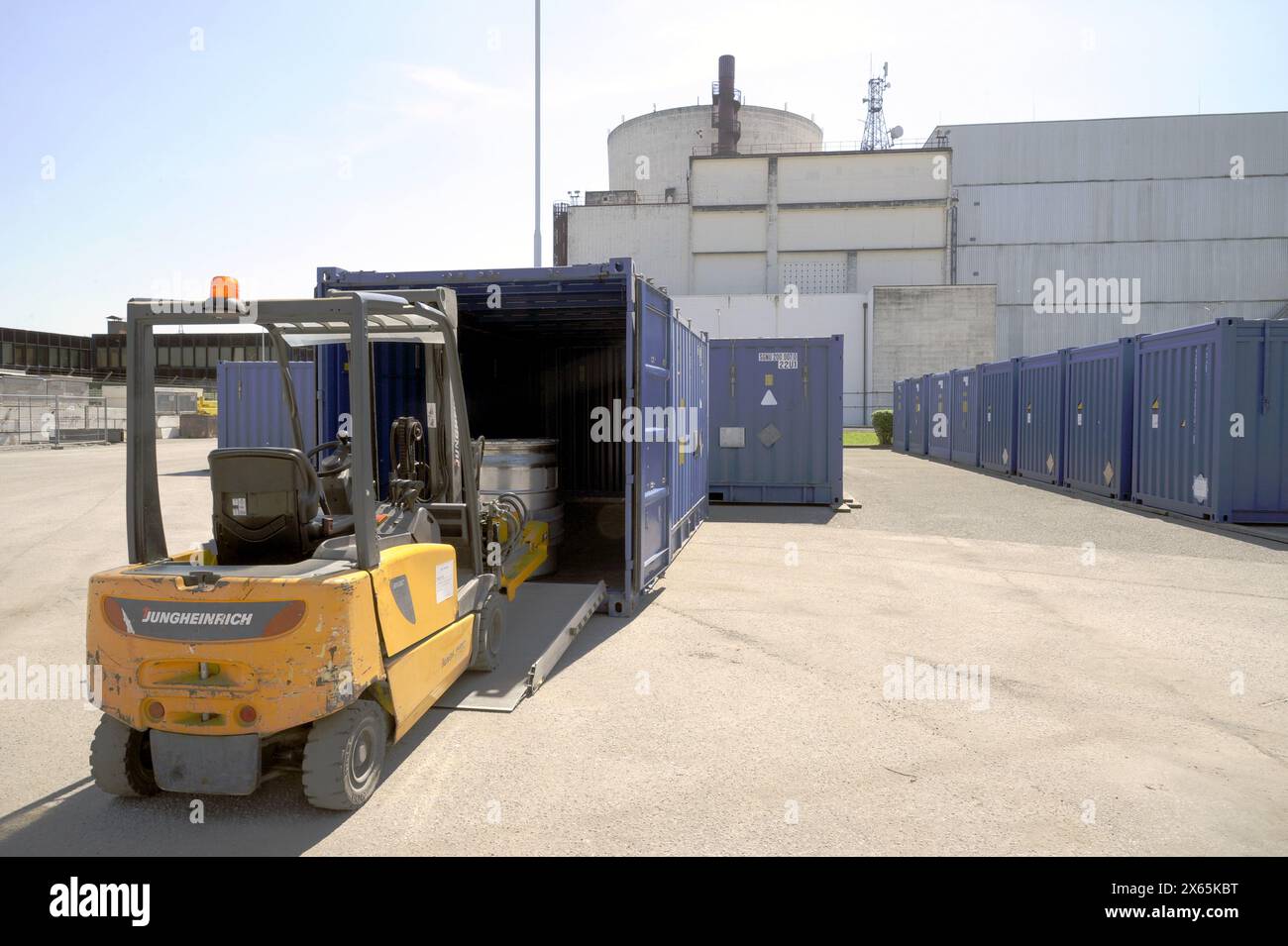 Drums of radioactive waste hi-res stock photography and images - Alamy