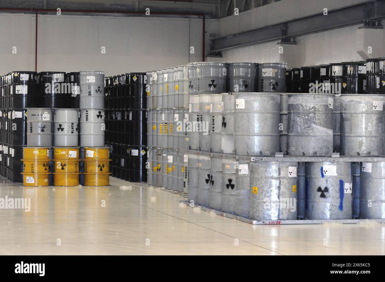 Drums of radioactive waste hi-res stock photography and images - Alamy
