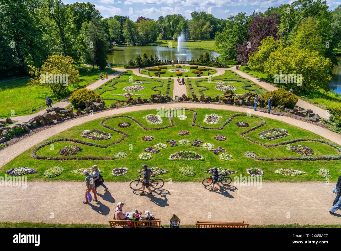 Ein Teil des Schlossparkes mit Schlossteich und Springbrunnen in Wiesenburg/Mark Landkreis Potsdam-Mittelmark. *** Part of the castle park with castle pond and fountain in Wiesenburg Mark district of Potsdam Mittelmark Stock Photo