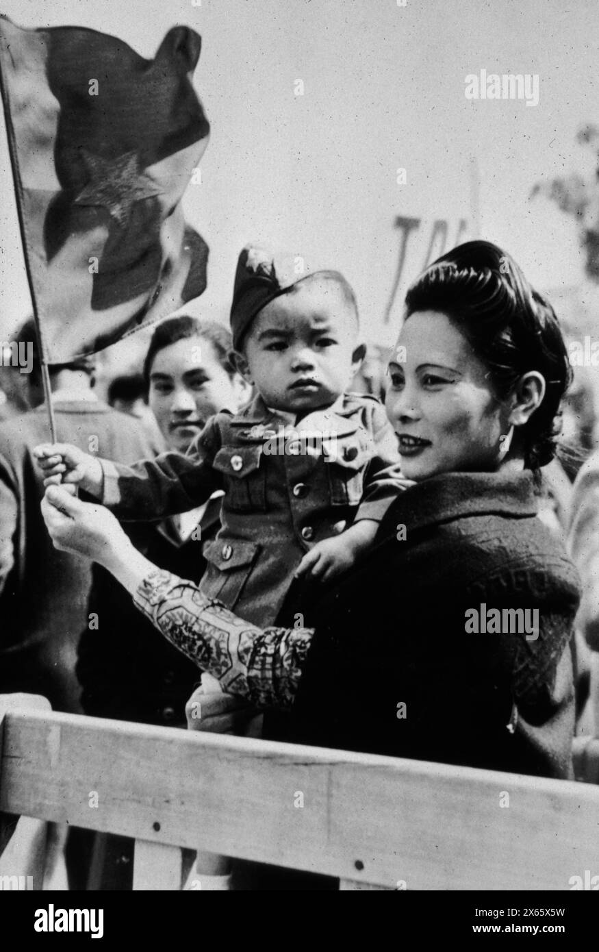 vietnamese-woman-with-boy-greeting-president-ho-chi-minh-france-1946