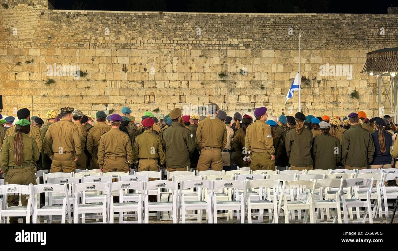 Israelis observe two minutes of silence as air raid sirens sound to ...