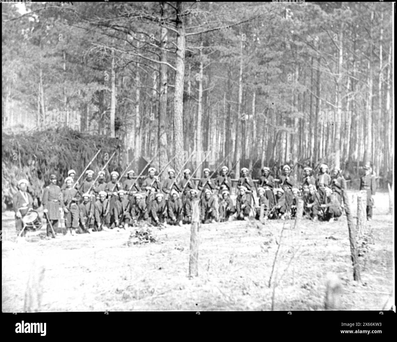 Petersburg, Va. Company F, 114th Pennsylvania Infantry (Zouaves) with fixed bayonets, Civil War Photographs 1861-1865 Stock Photo