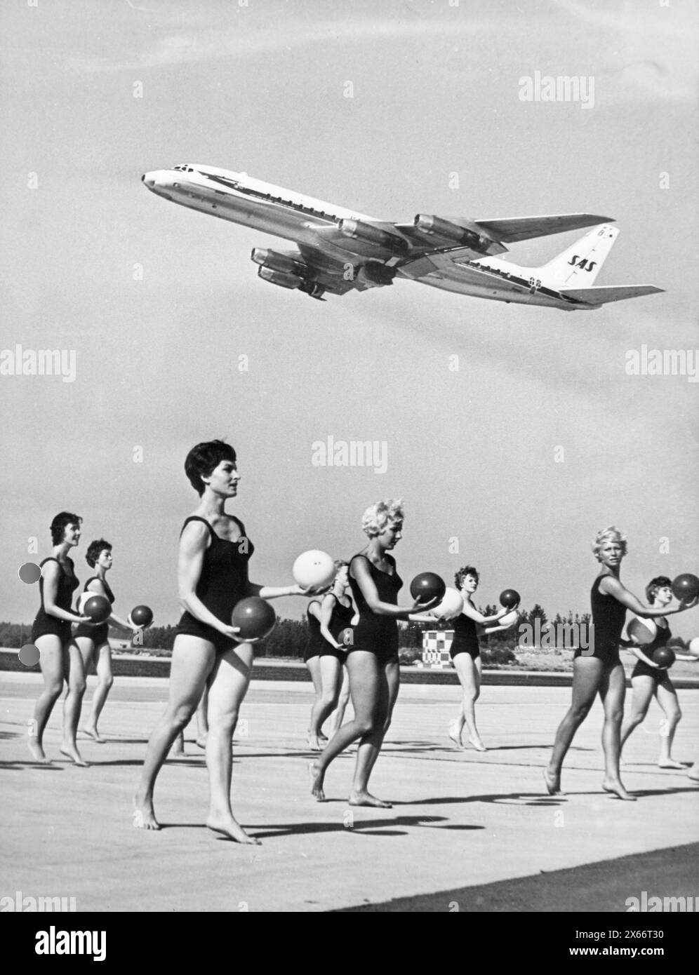 SAS DC-8-33, 1960s. Idla-flickorna, Swedish gymnastic group for girls founded by Ernst Idla 1946 - SAS Scandinavian Airlines Stock Photo