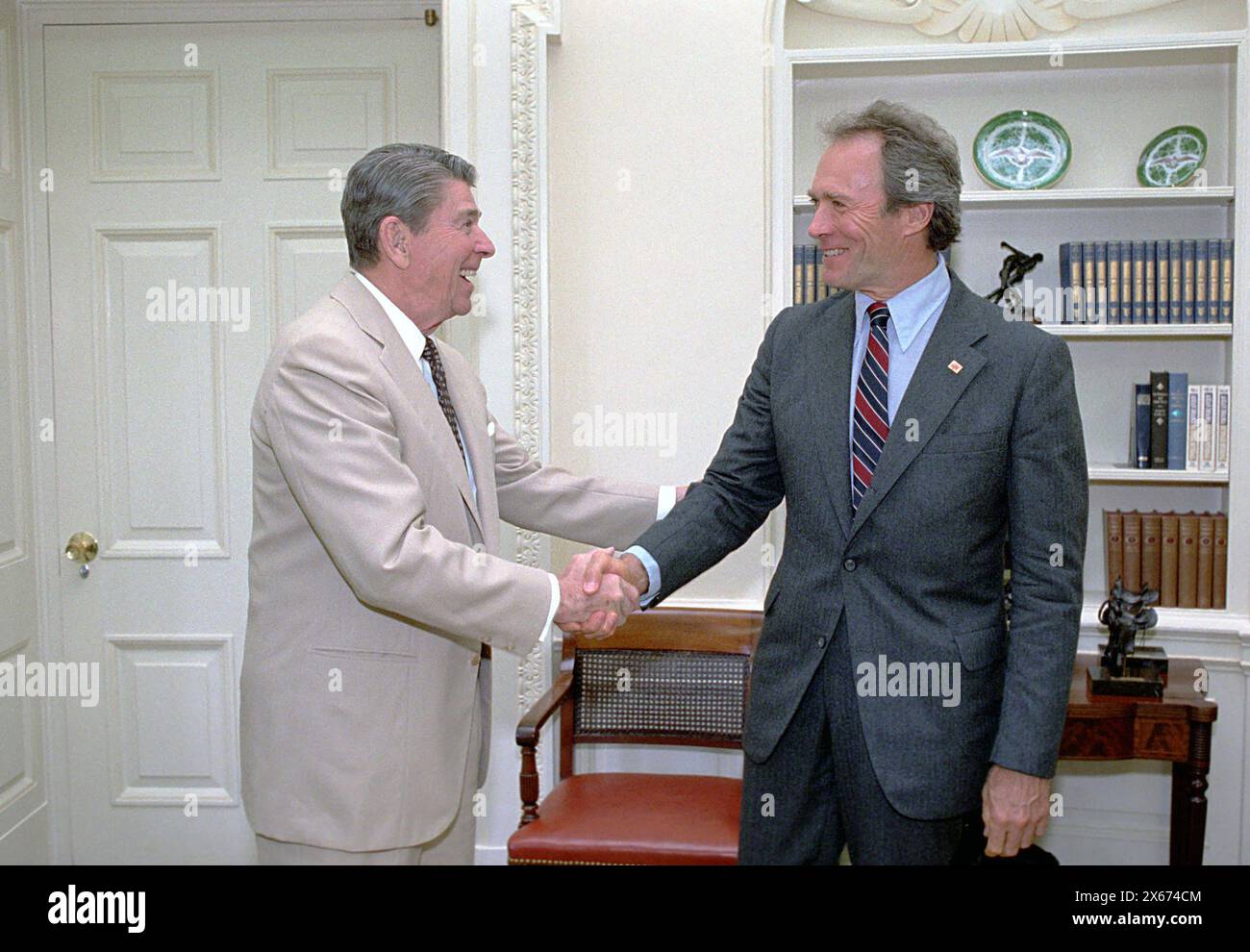 President Ronald Reagan shaking hands with Clint Eastwood in the White House Oval Office before the Take Pride in America event. Washington, DC, White House Photograph Office, 7-21-1987. Stock Photo