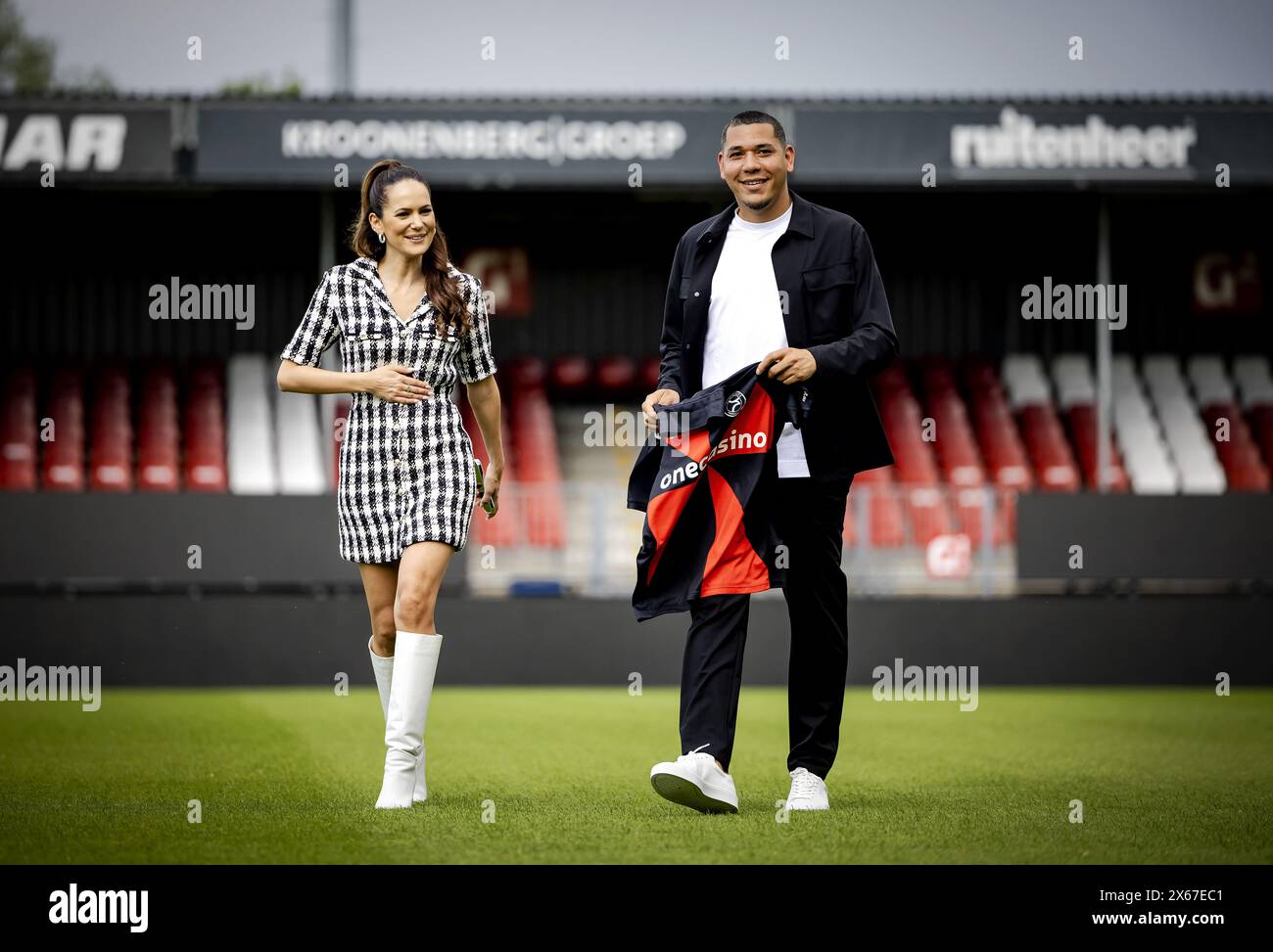 ALMERE - Hedwiges Maduro walks across the field with his girlfriend ...